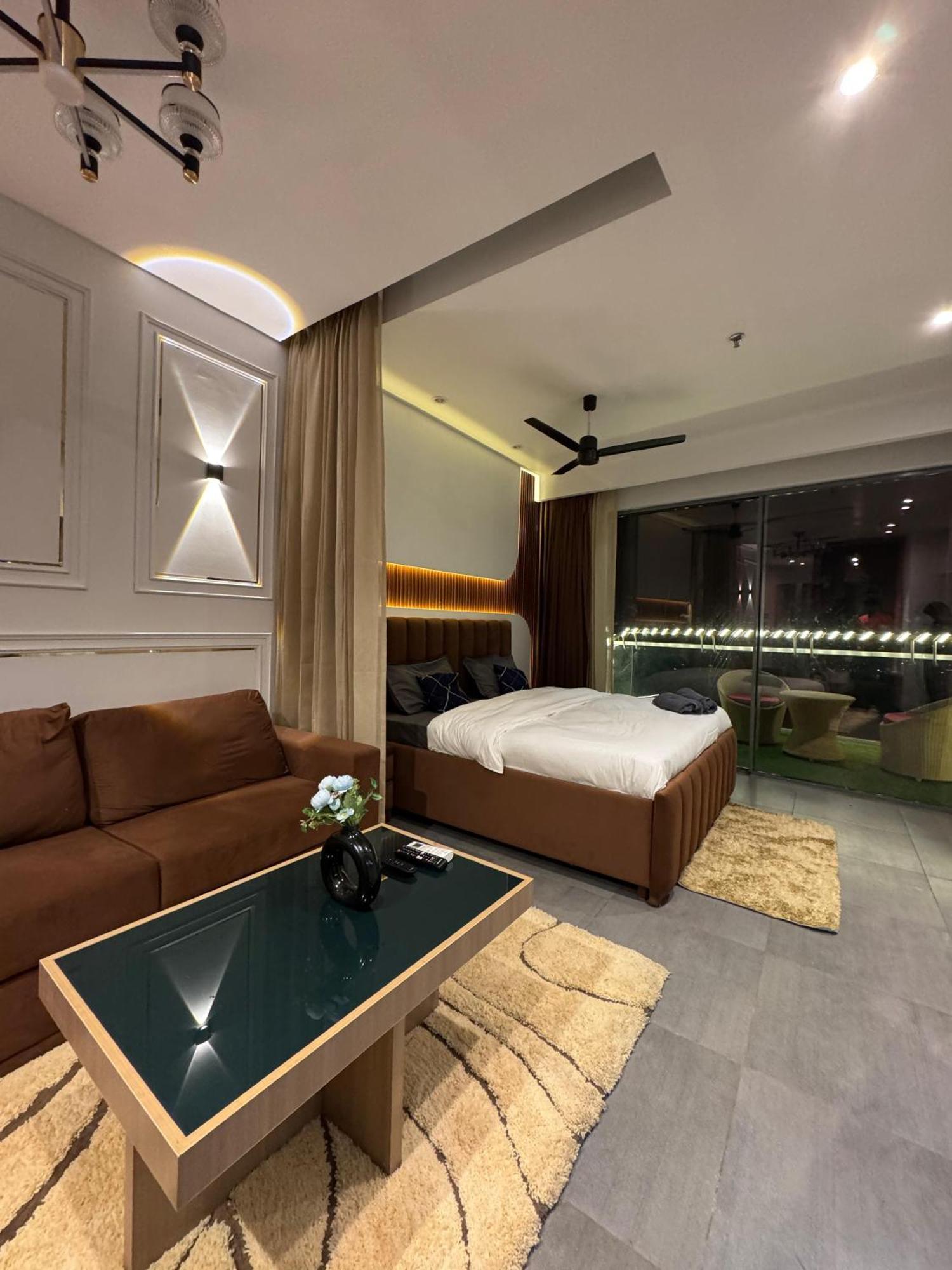 Luxurious Studioz Hotel New Delhi