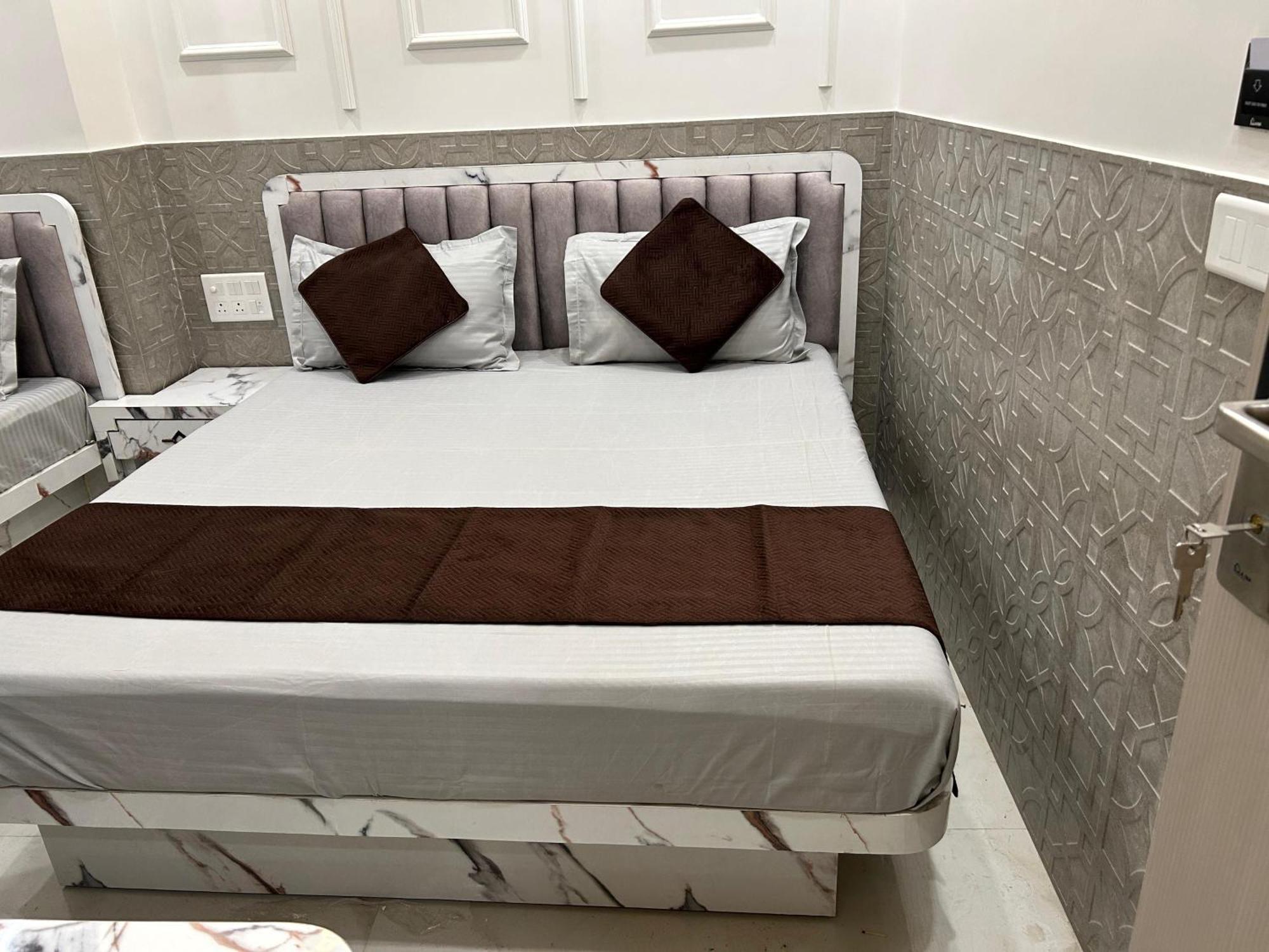 Guest house Shree Guru 3 Minute From Railway Station *