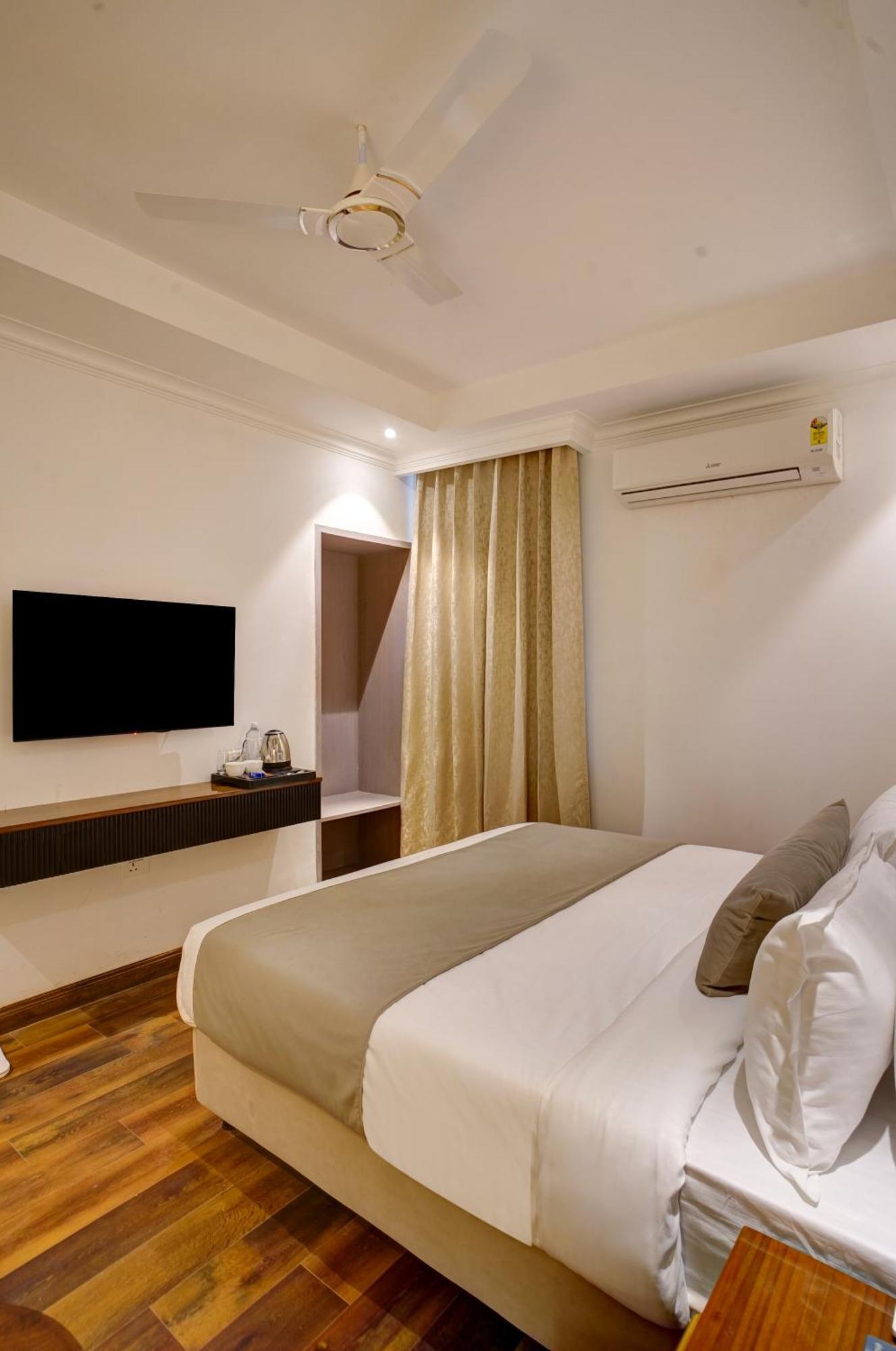 Iva Premium By Uv - Free Airport Pickup Or Drop 4*
