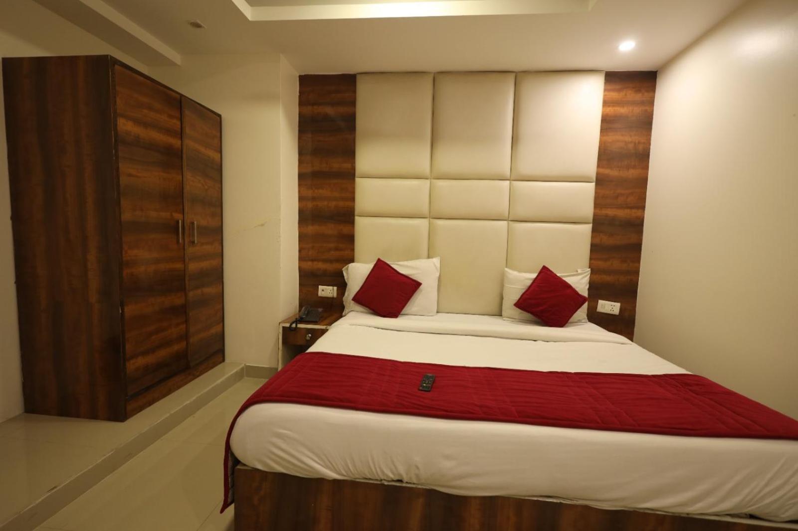 Hotel The Paramont Near Delhi Igi Airport