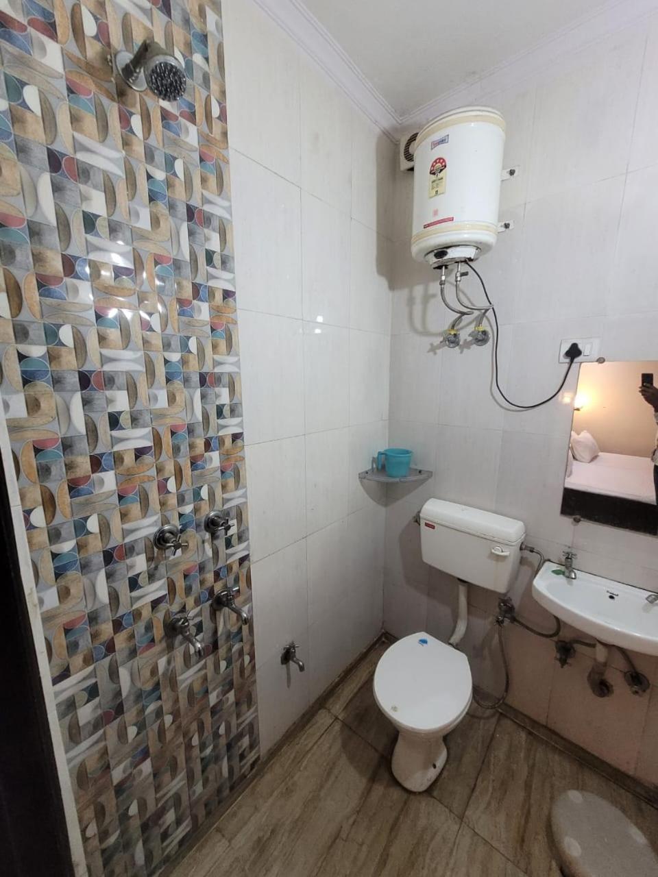 Hotel Residency - Park Metro Station Gate No - 1 3*