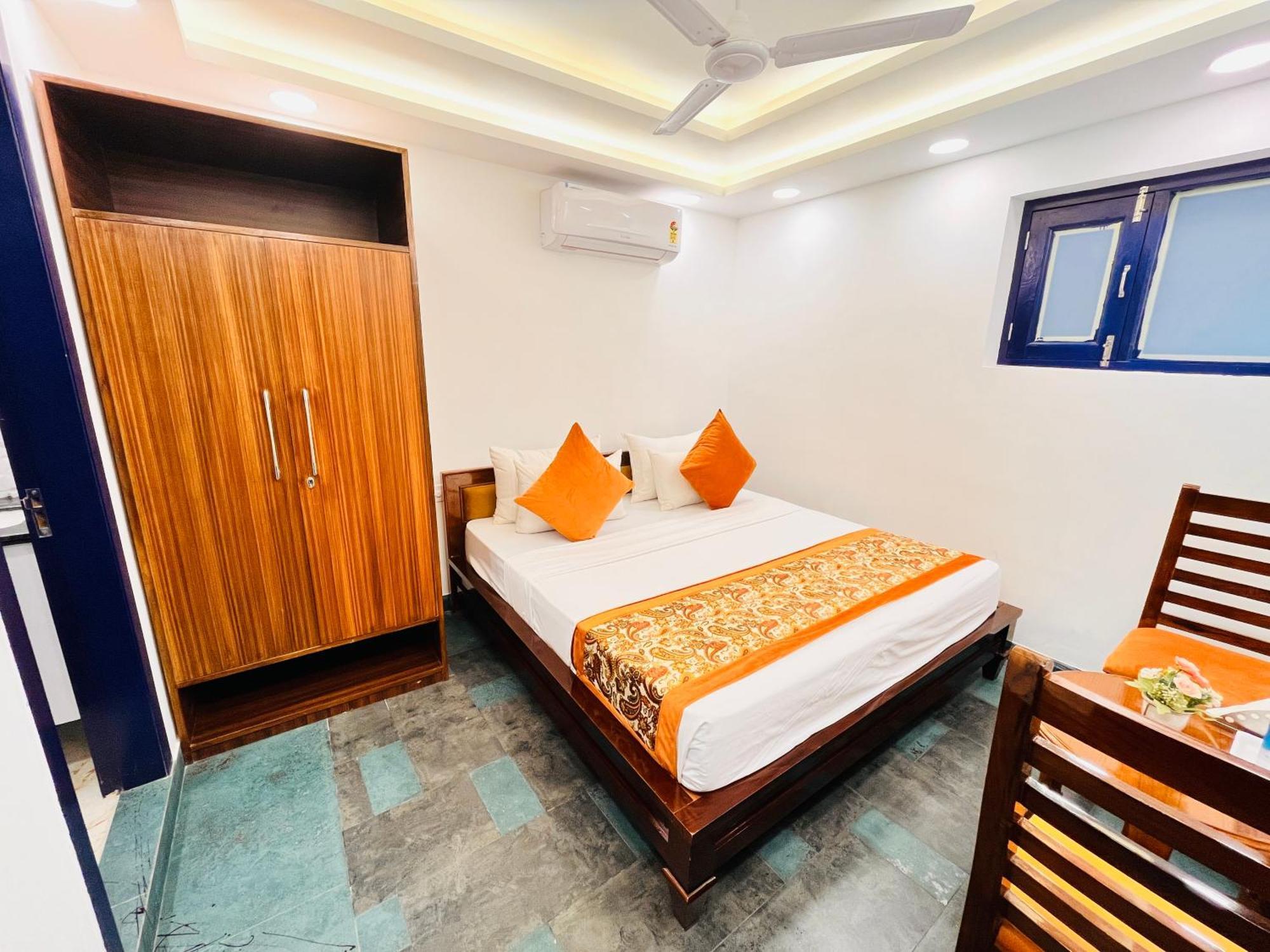 Galaxy - Park South Delhi Apartment New Delhi