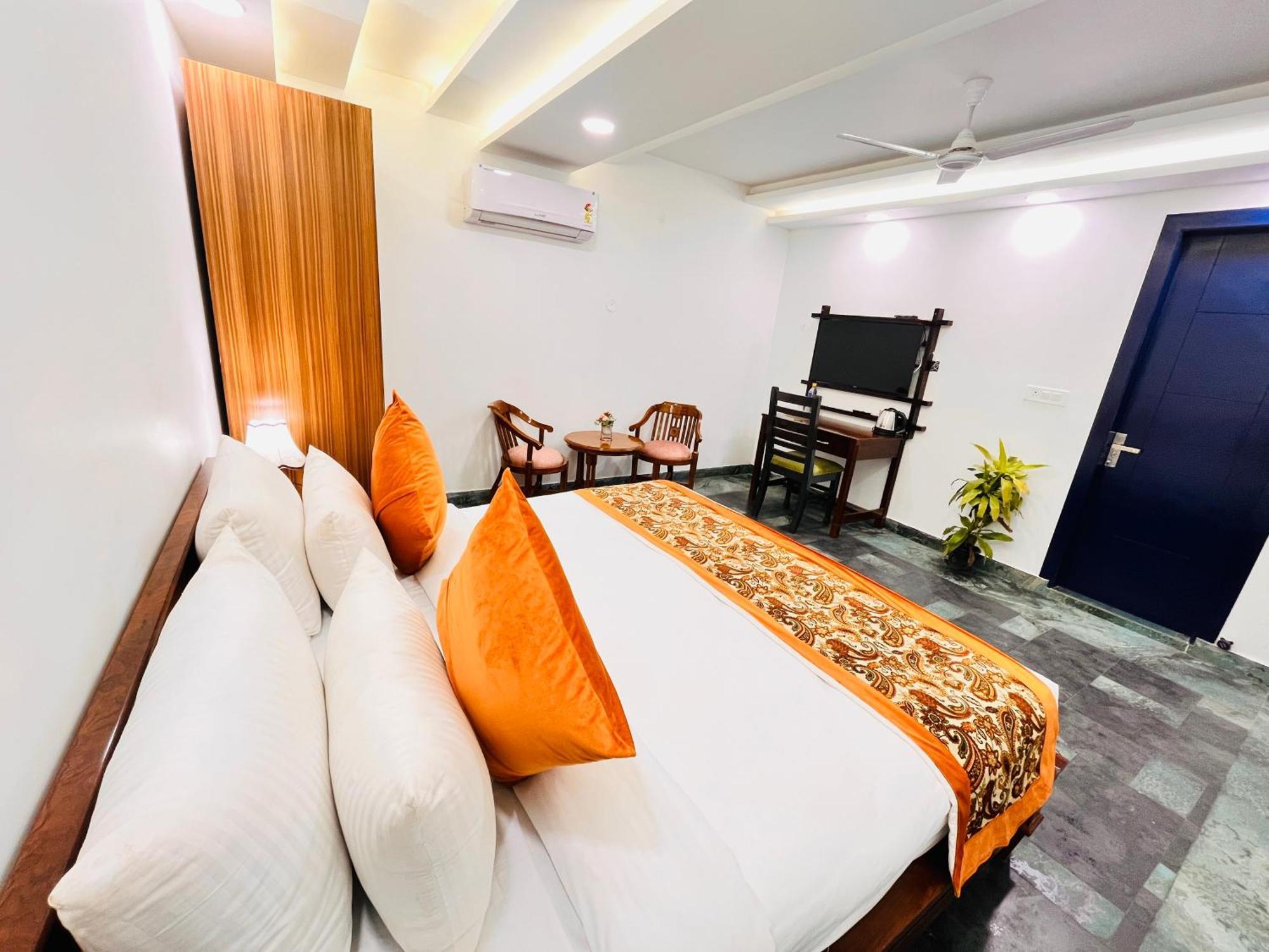 Apartment Galaxy - Park South Delhi *