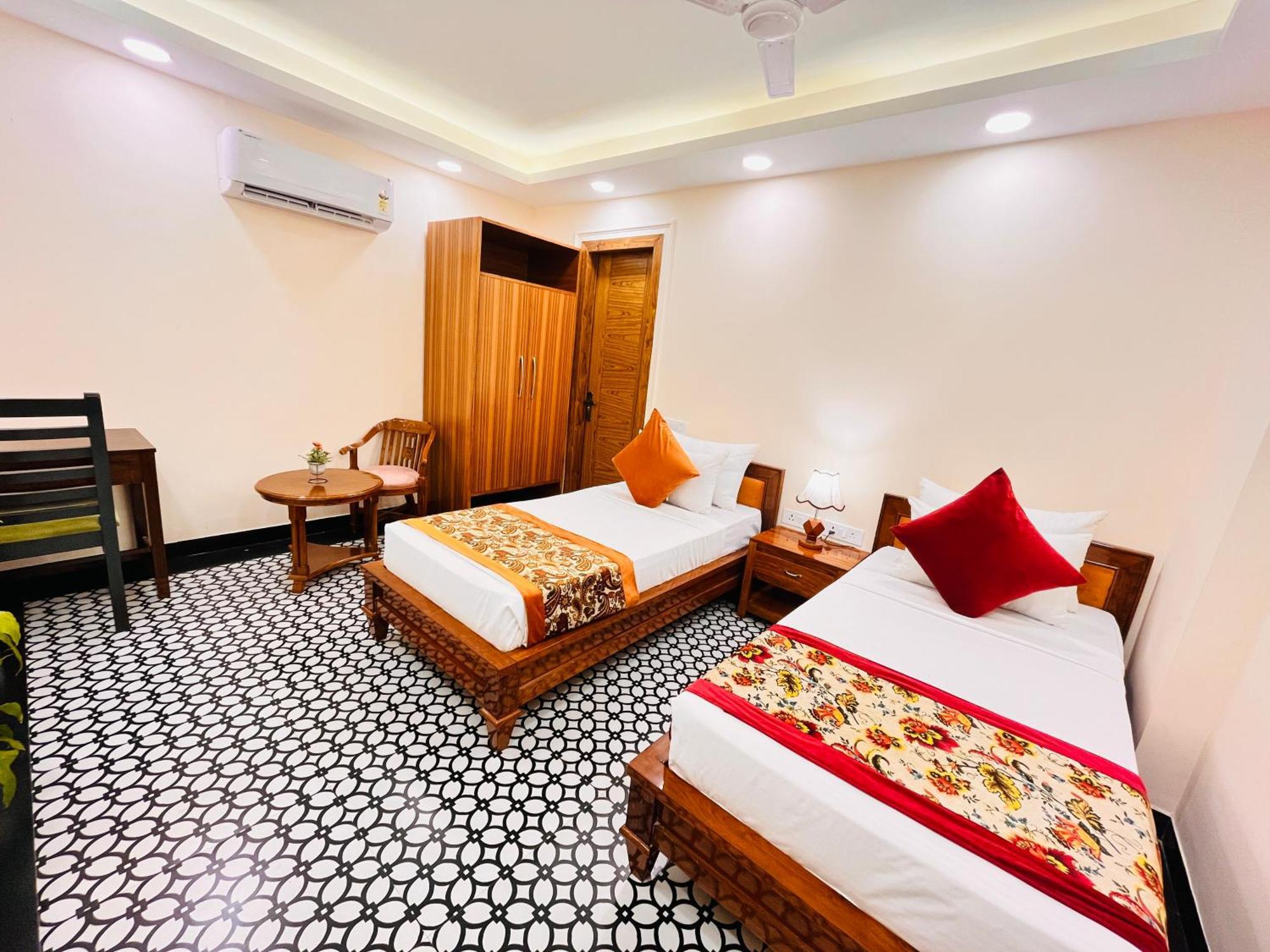 Apartment Galaxy - Park South Delhi