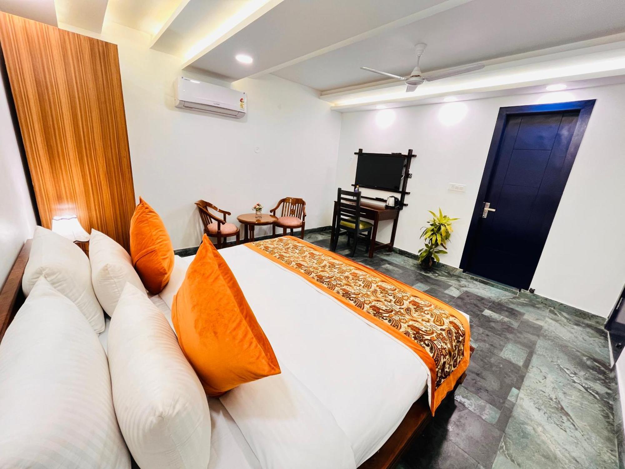 Galaxy - Park South Delhi Apartment *