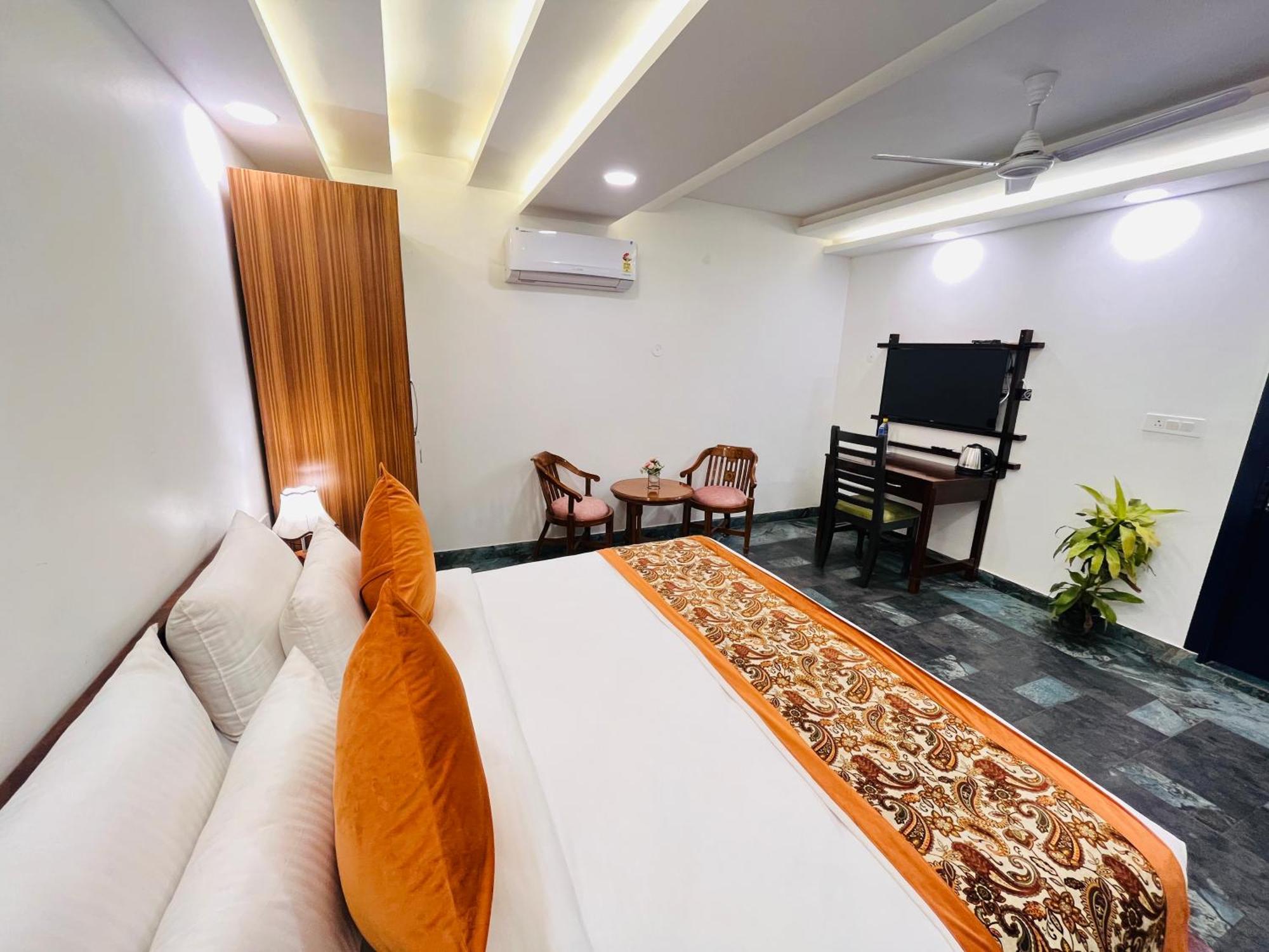 Apartment Galaxy - Park South Delhi *