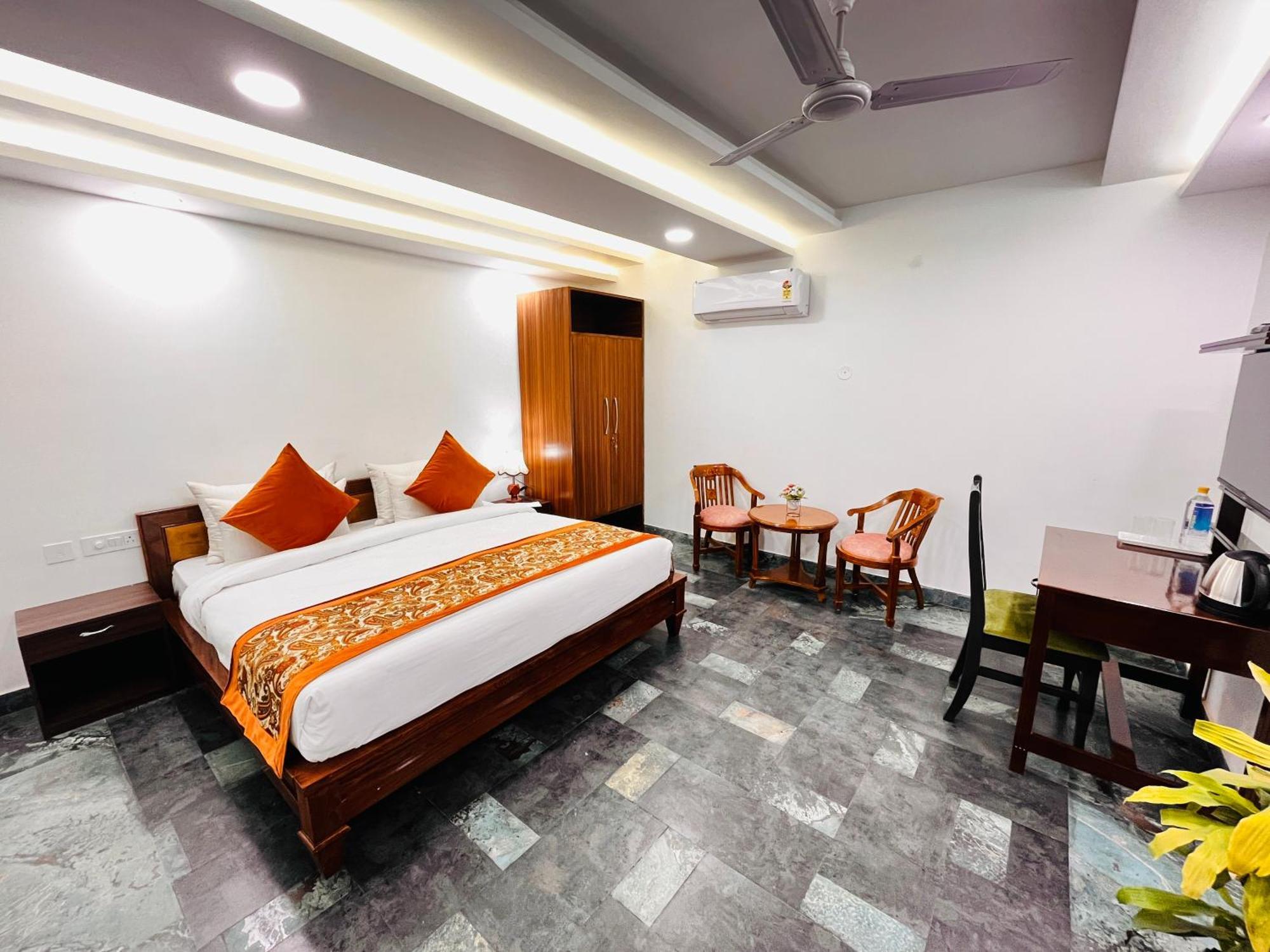 Galaxy - Park South Delhi Apartment *