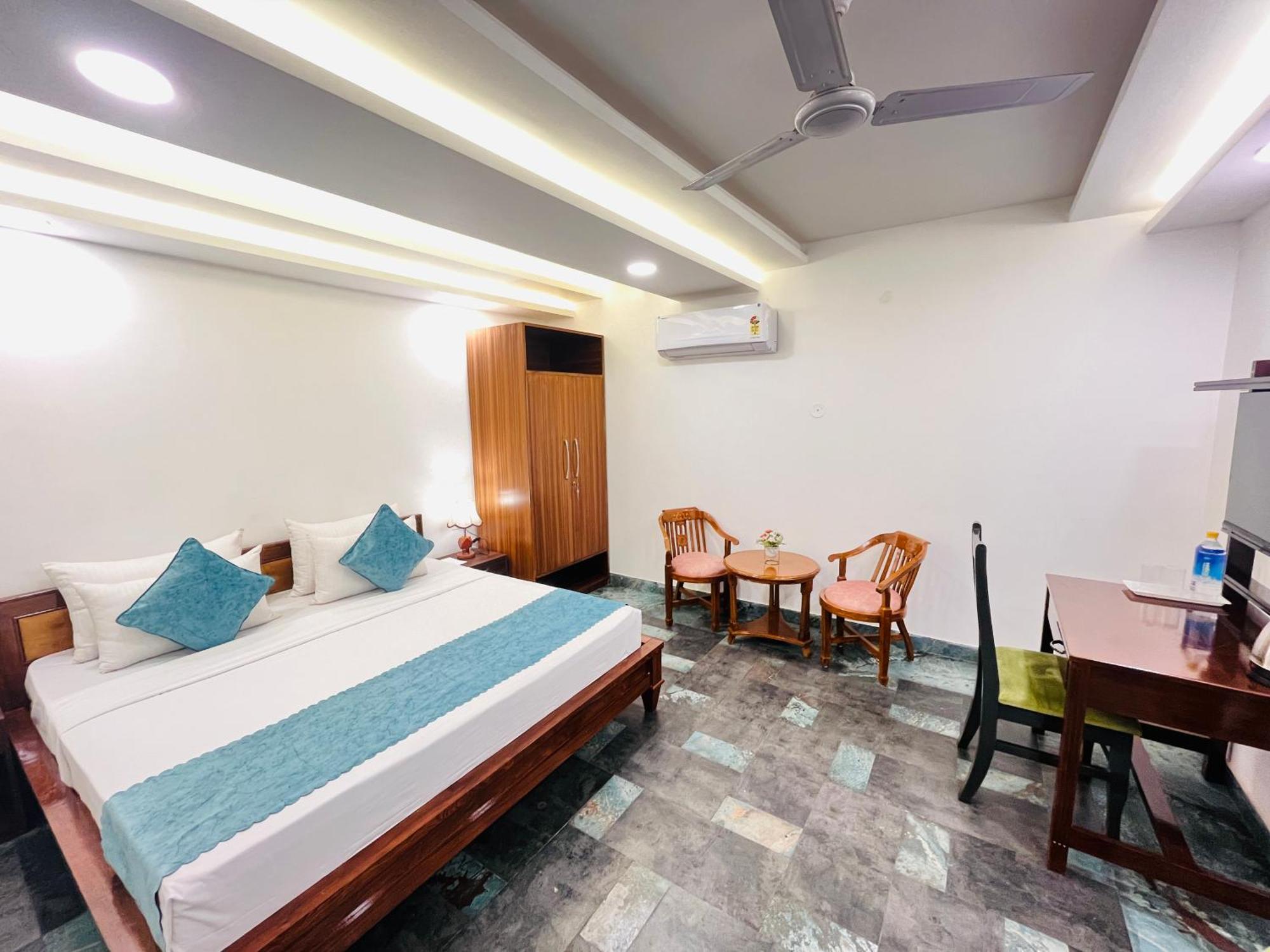 Apartment Galaxy - Park South Delhi