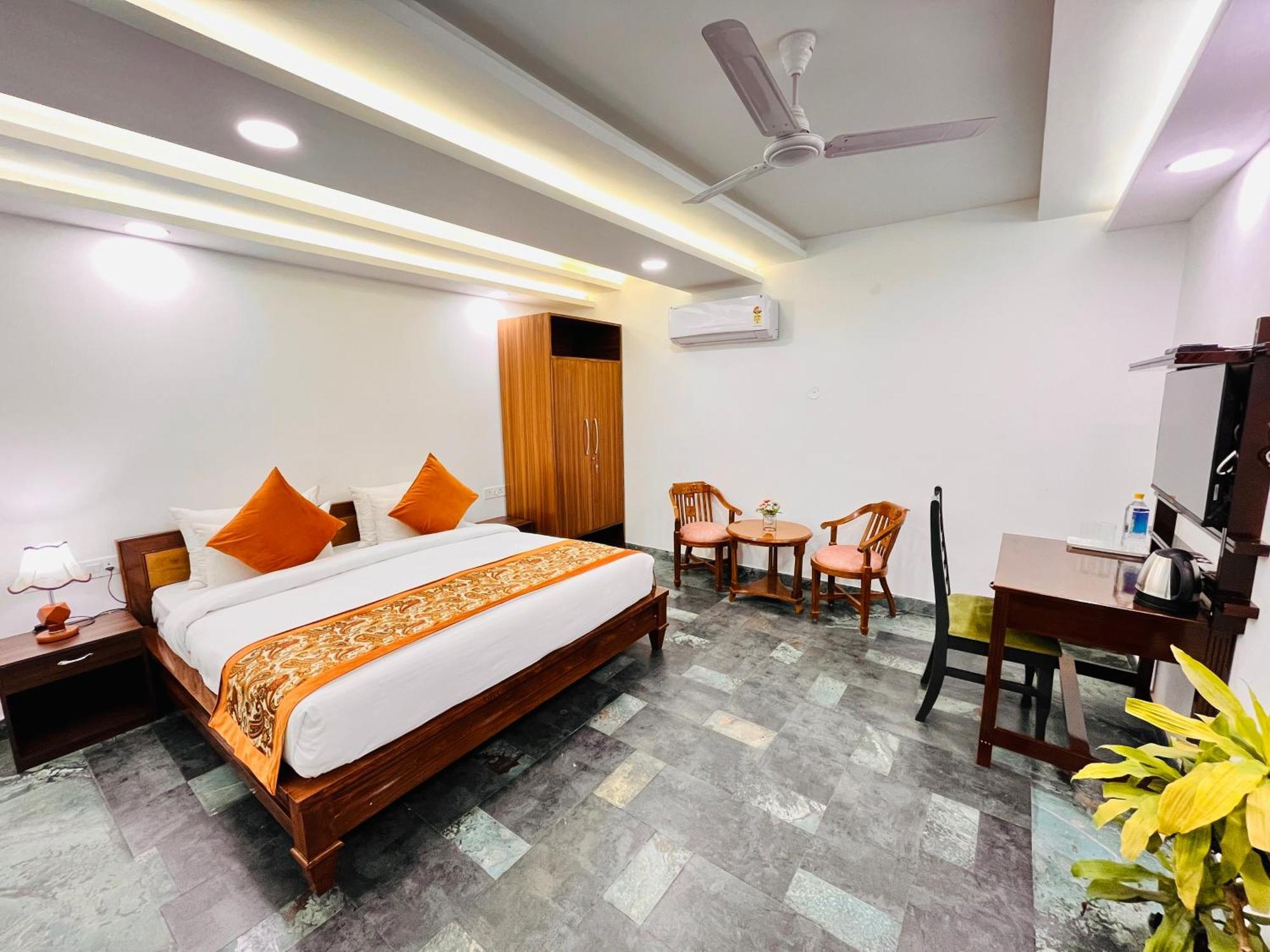Galaxy - Park South Delhi Apartment *