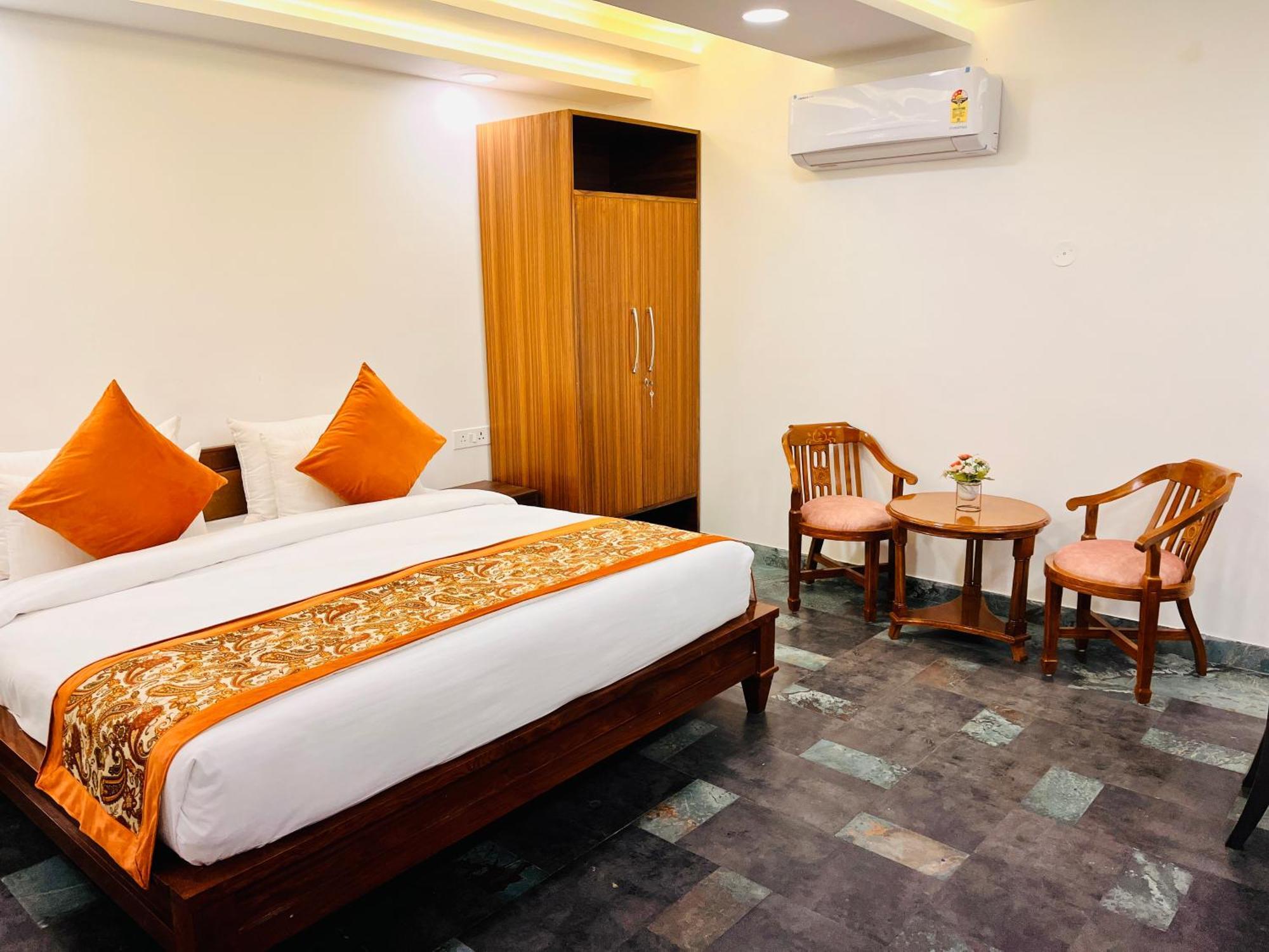 Galaxy - Park South Delhi Apartment