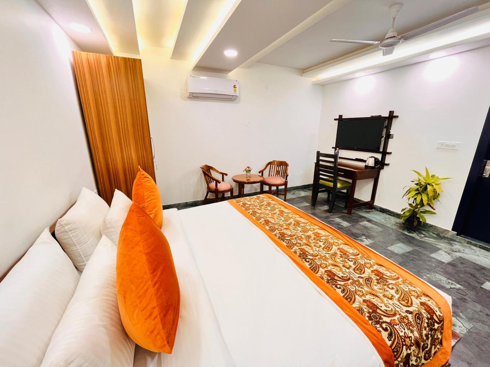 Galaxy - Park South Delhi Apartment *