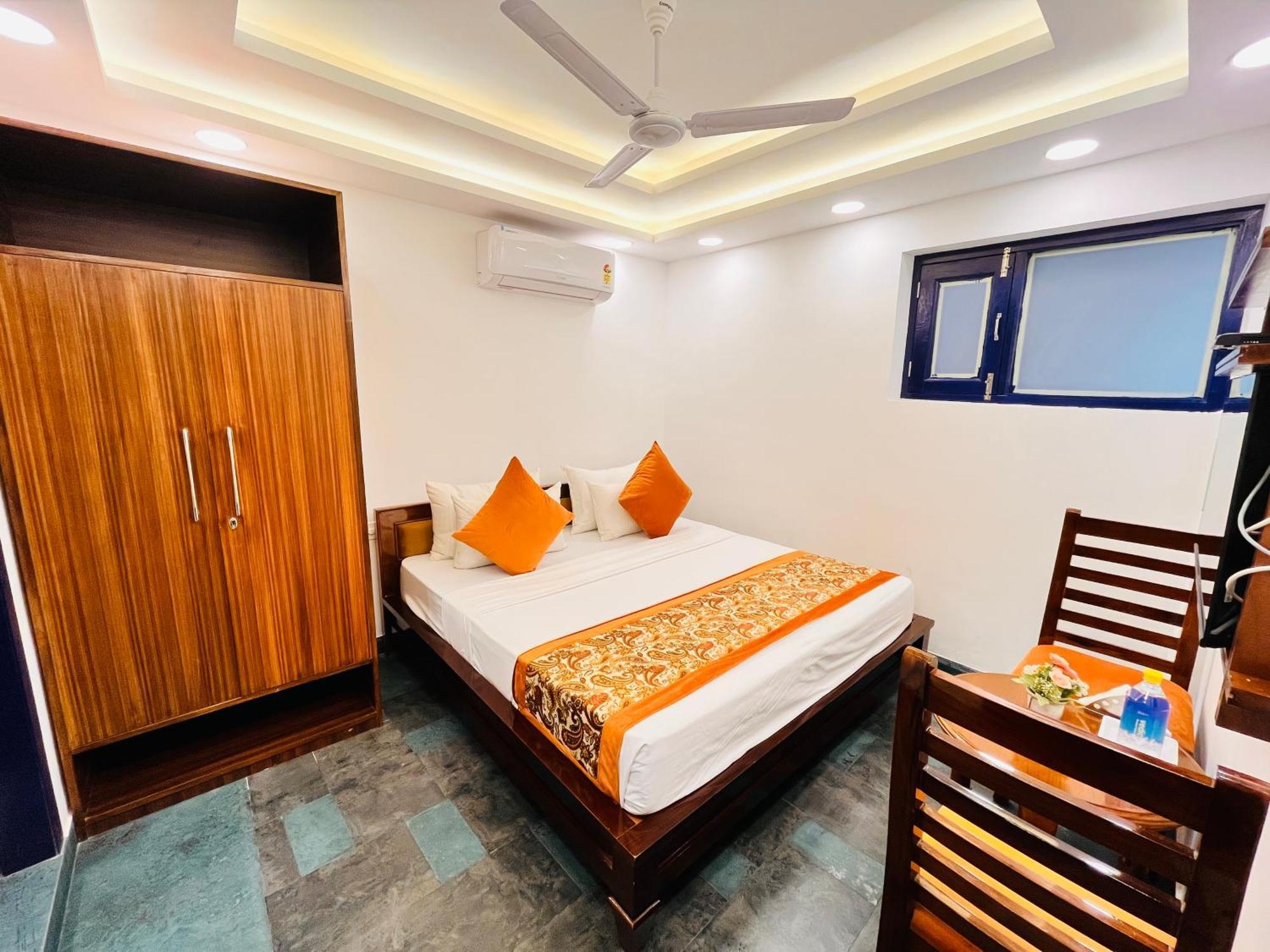 Apartment Galaxy - Park South Delhi *