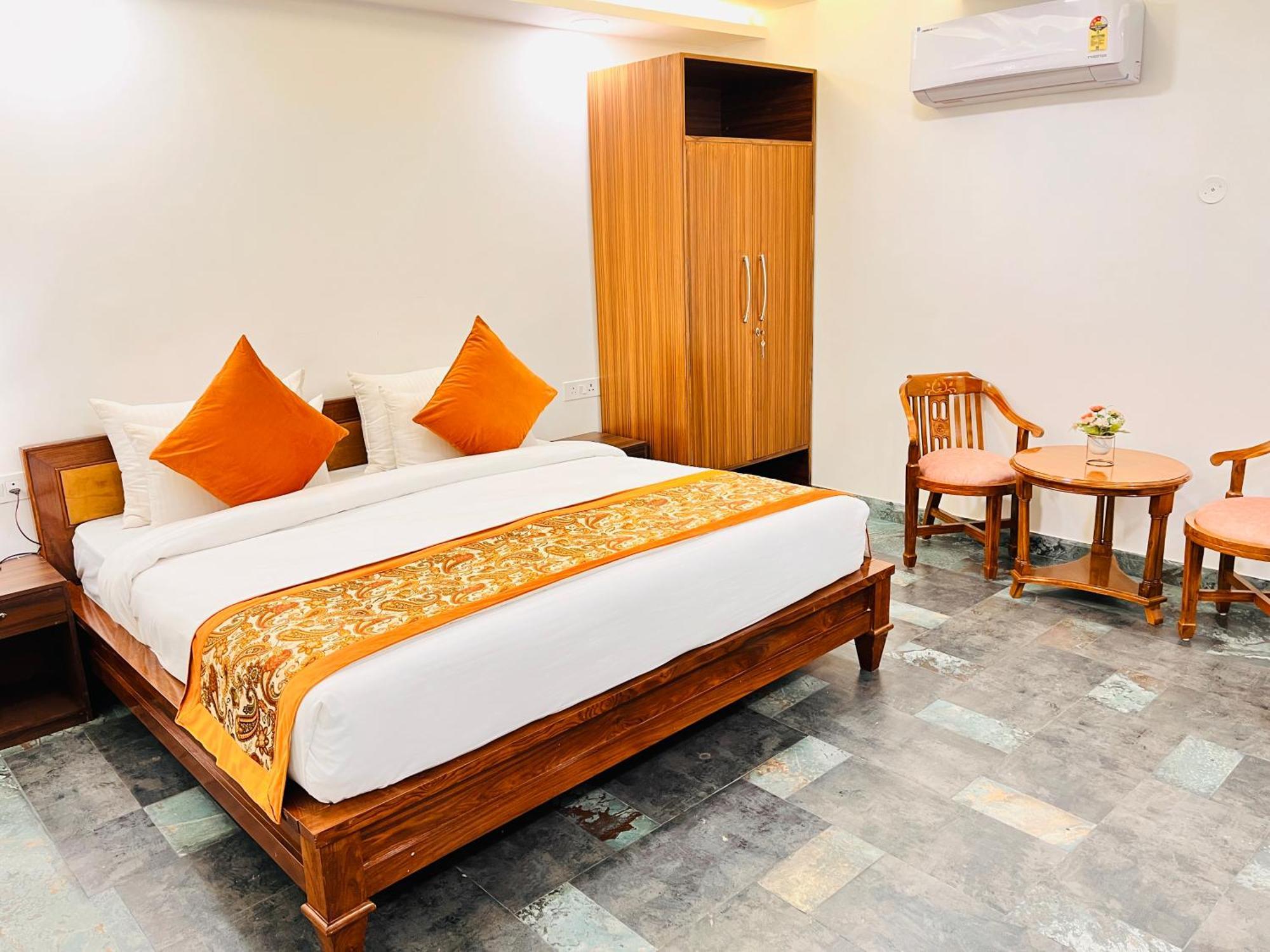Galaxy - Park South Delhi Apartment *