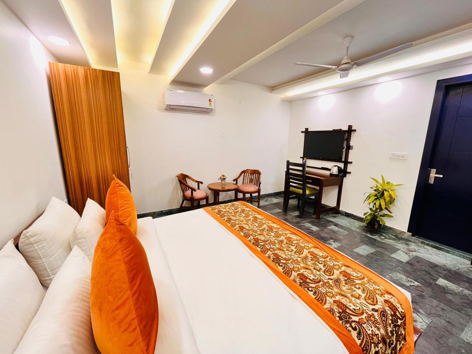 Apartment Galaxy - Park South Delhi *