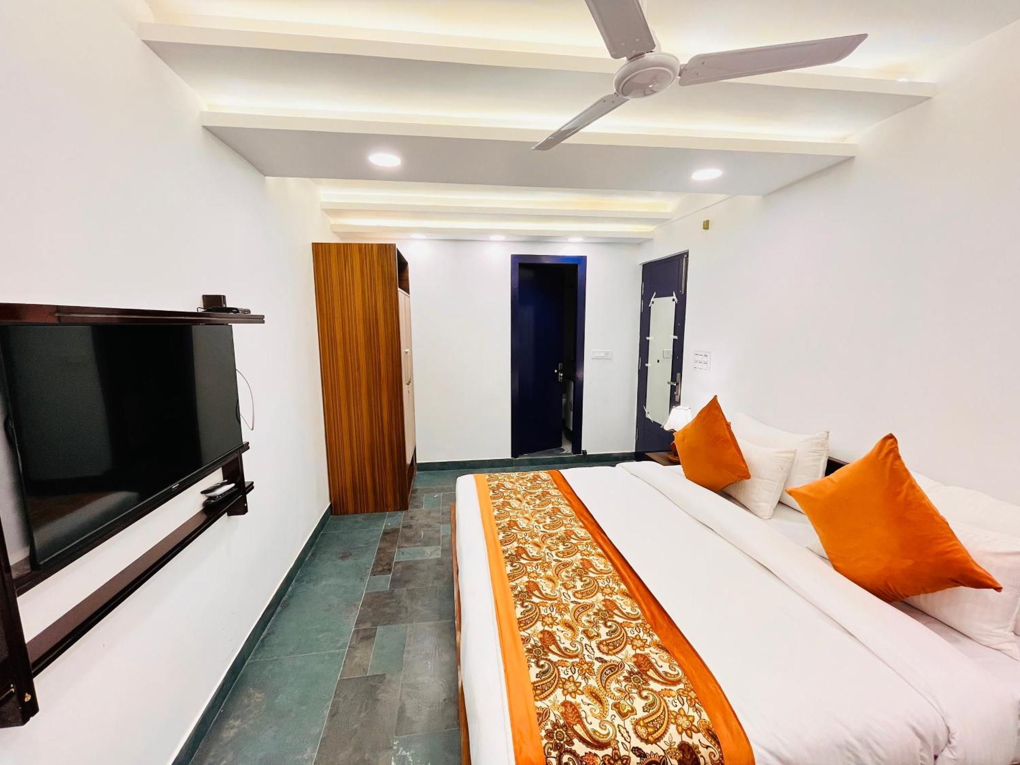 Galaxy - Park South Delhi Apartment *