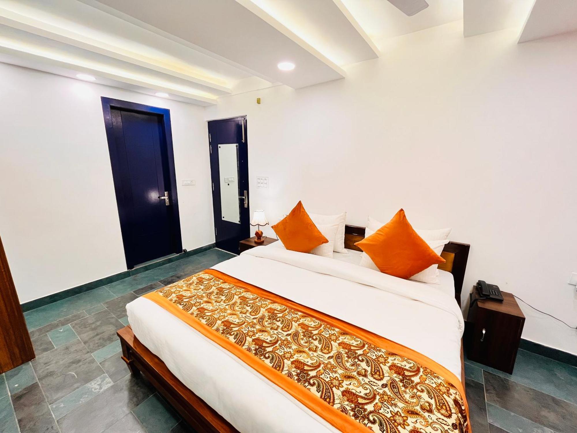 Galaxy - Park South Delhi Apartment *