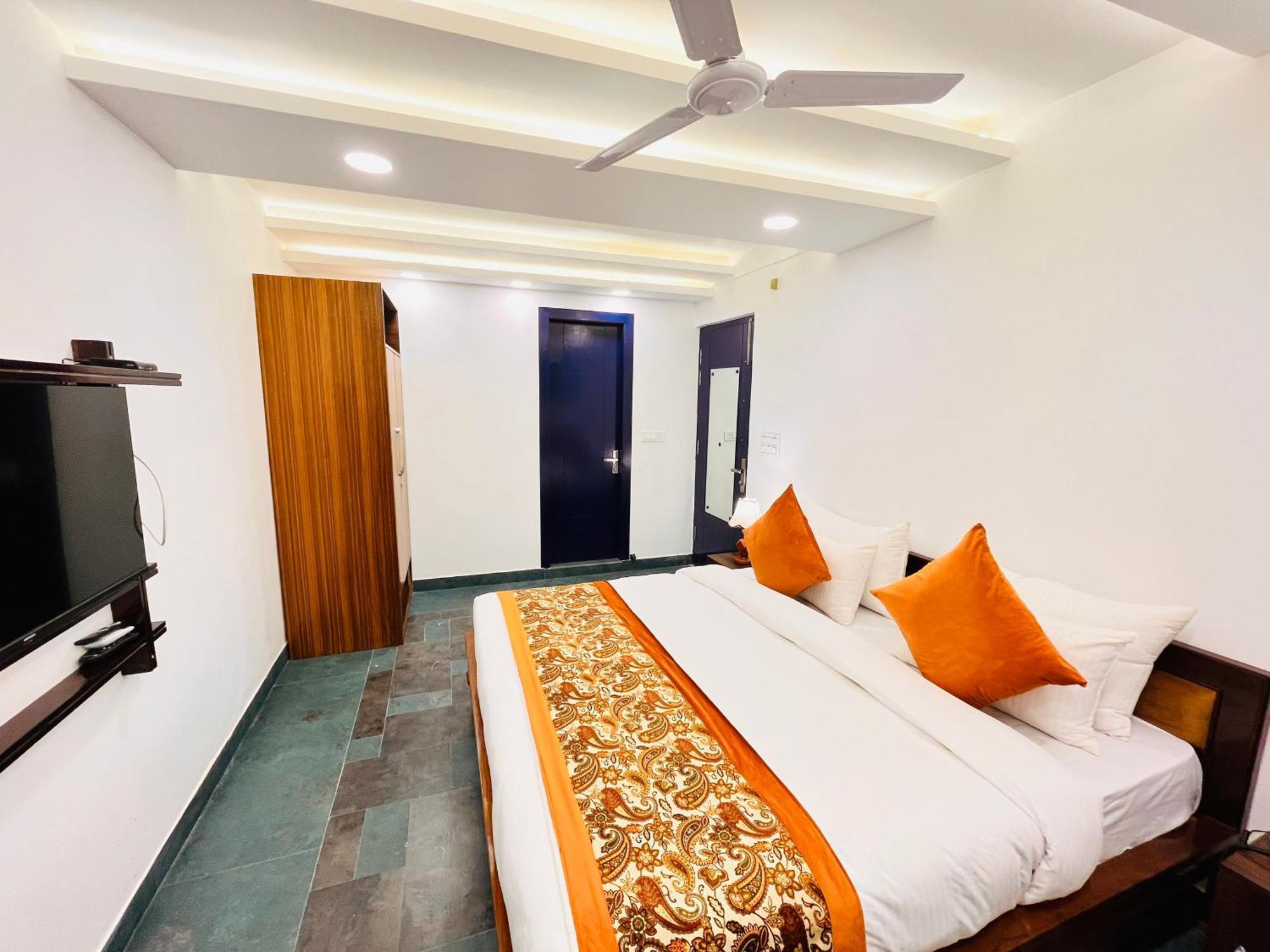 Galaxy - Park South Delhi *