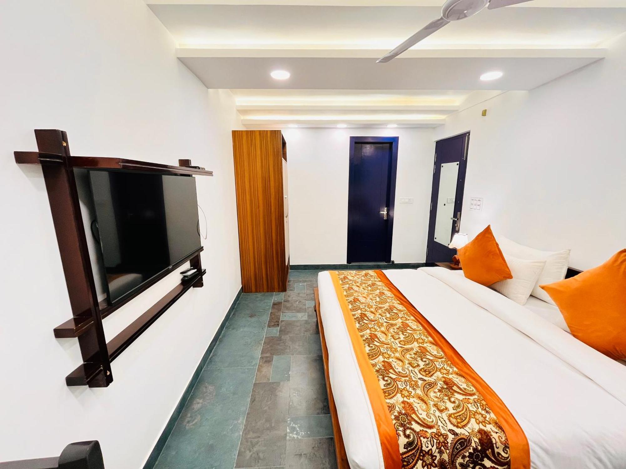 Galaxy - Park South Delhi Apartment *