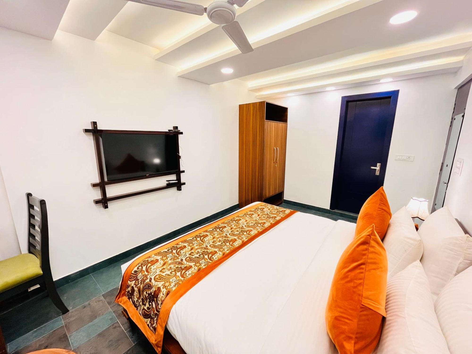 Galaxy - Park South Delhi Apartment *