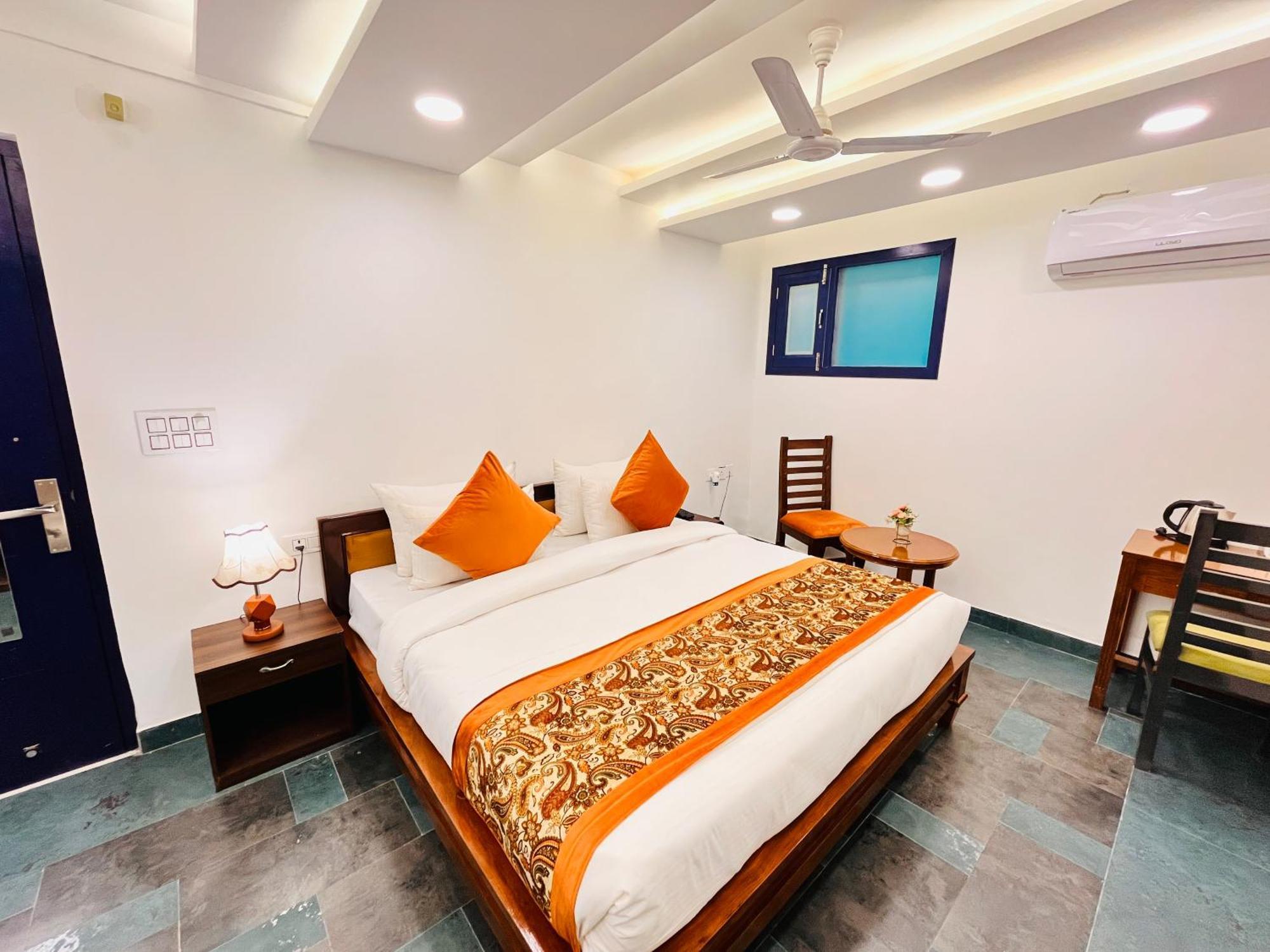 Galaxy - Park South Delhi Apartment New Delhi