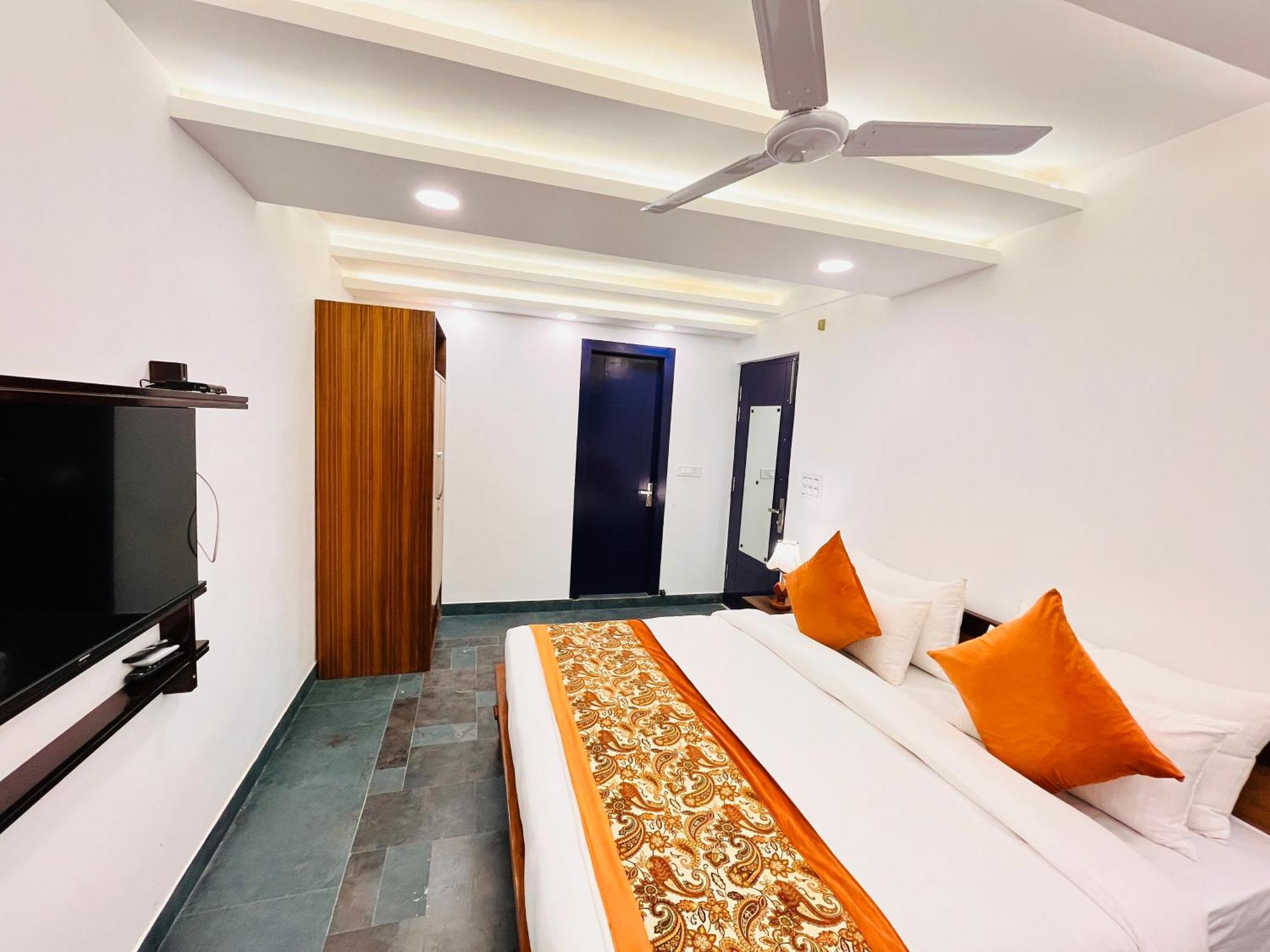 Apartment Galaxy - Park South Delhi