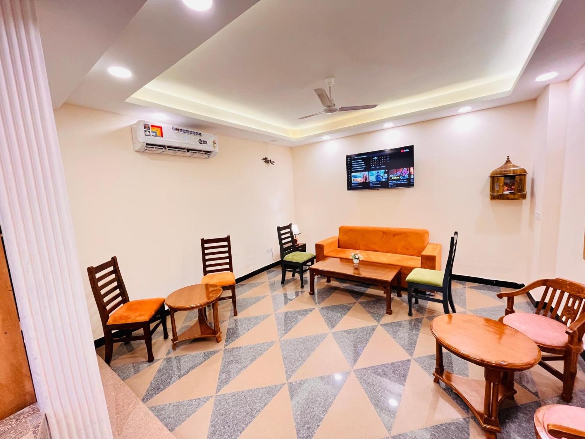 Apartment Galaxy - Park South Delhi *