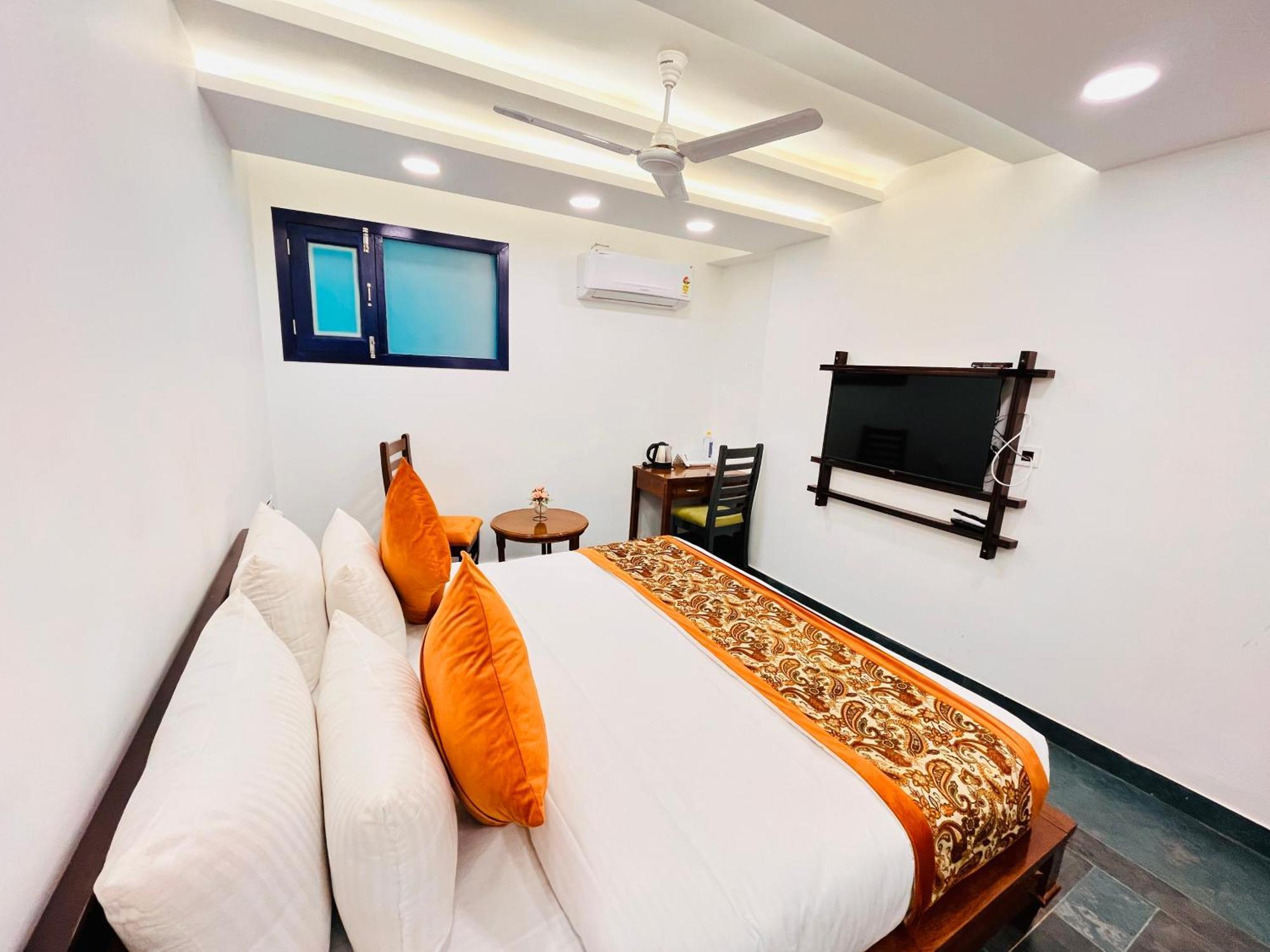 Galaxy - Park South Delhi Apartment *