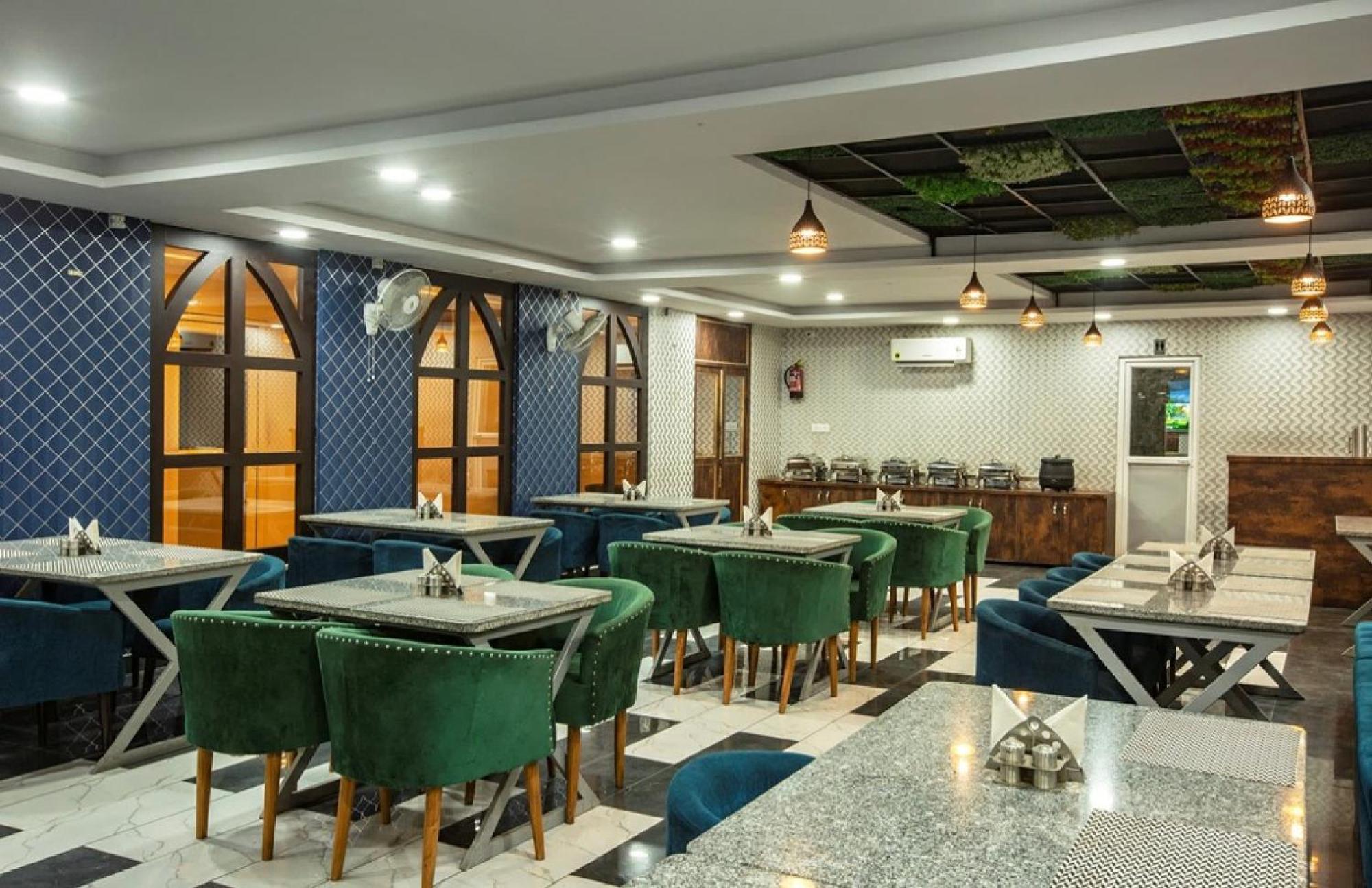 Hotel Luxury Delhi Airport 4*