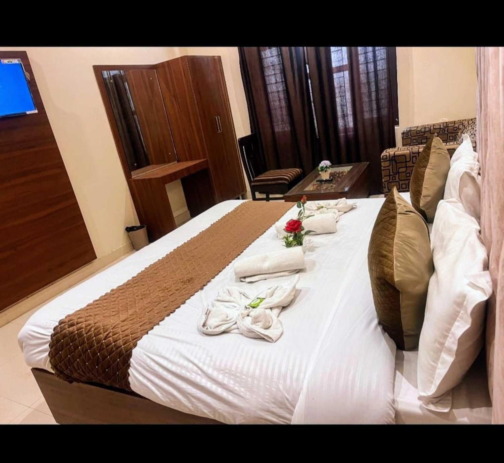 Hotel 's' In Ramesh Nagar 4*