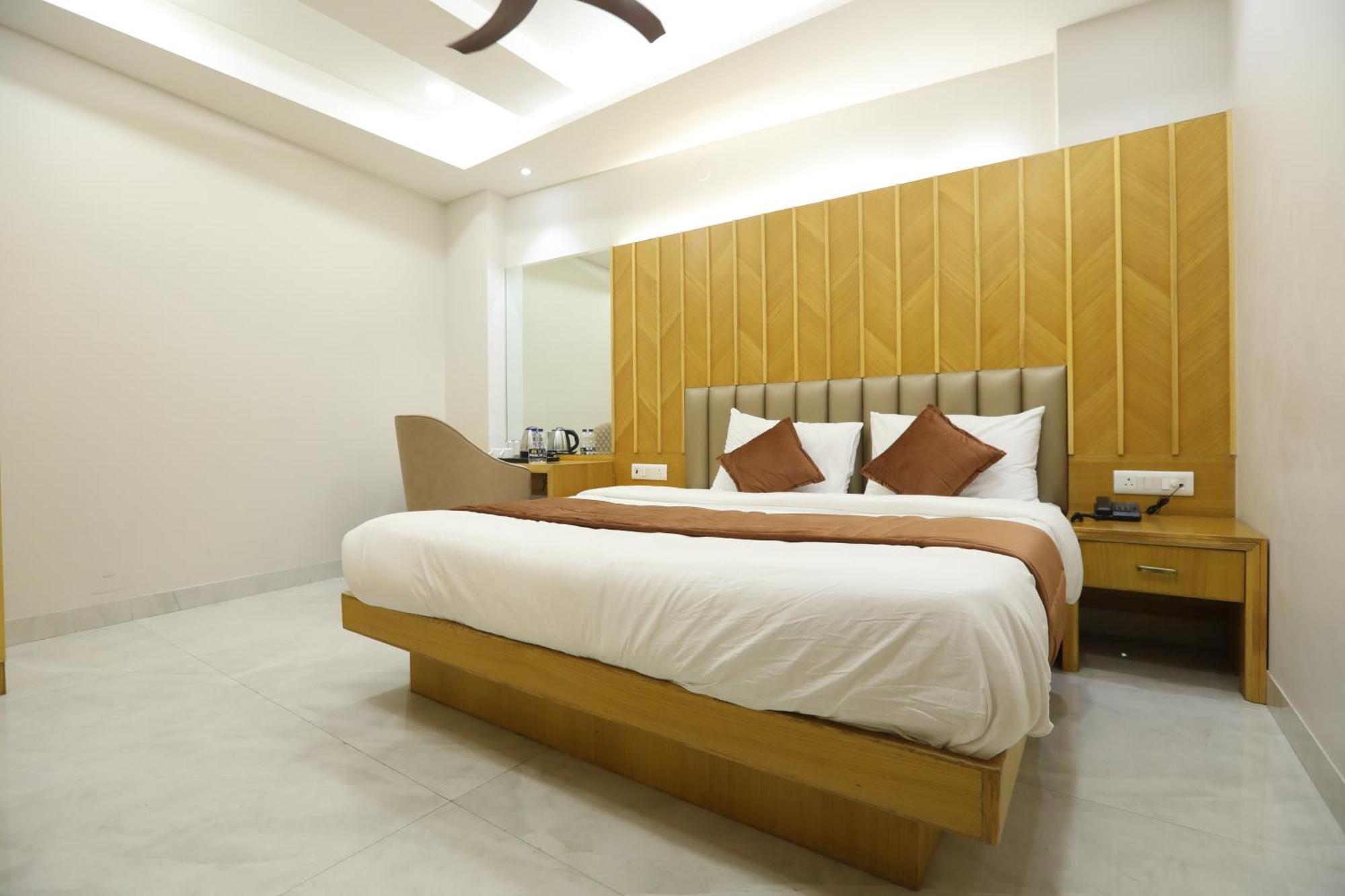 Hotel Glitz - Walk In From Railway Station New Delhi