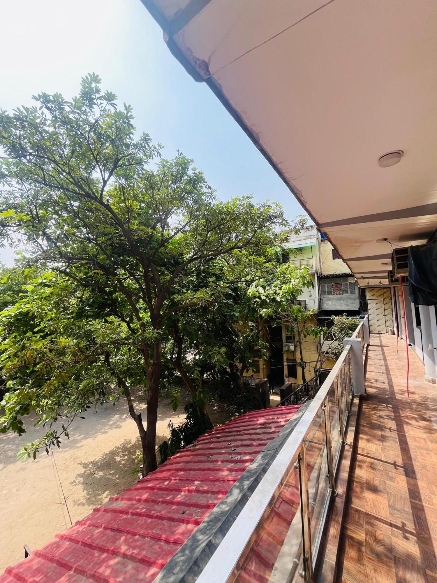 - Near Nizamunddin Railway Station 3* Nova Deli