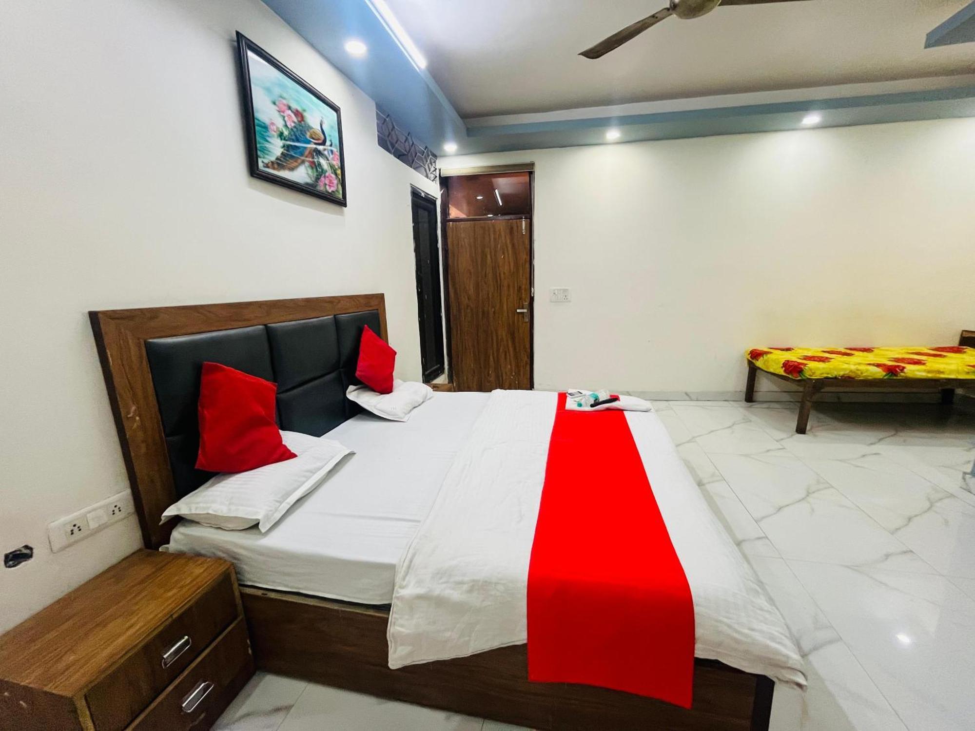 - Near Nizamunddin Railway Station Nova Deli