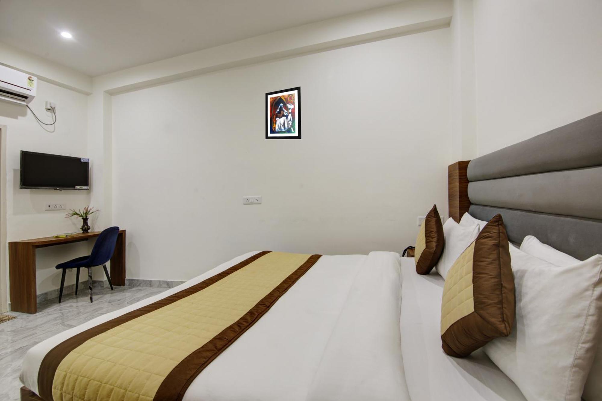 S B Near Railway Station Paharganj Hostel