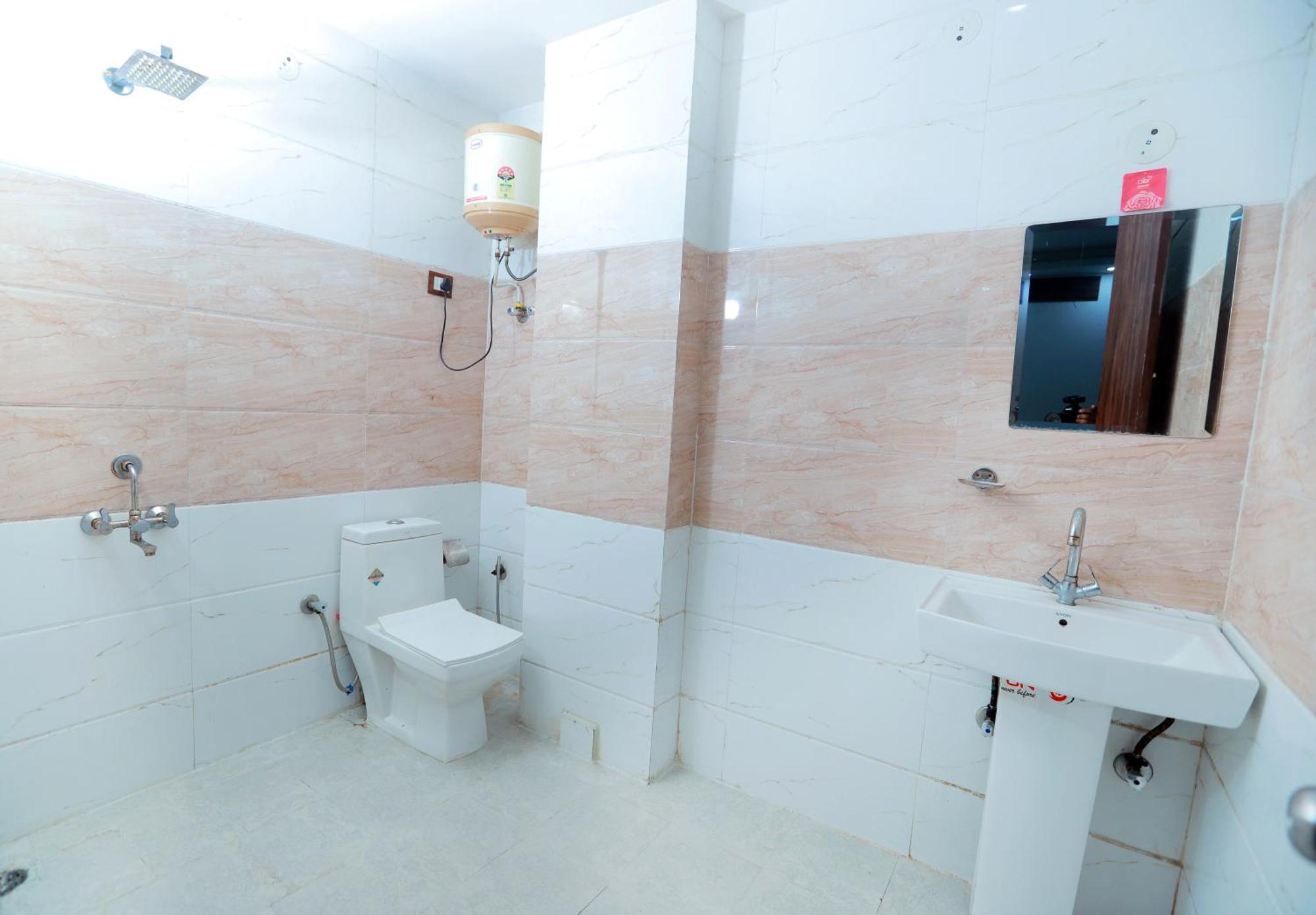 Roomsity Pride Plaza Hotel 3*