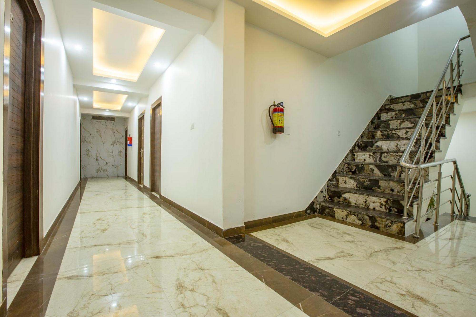 Roomsity Pride Plaza Hotel