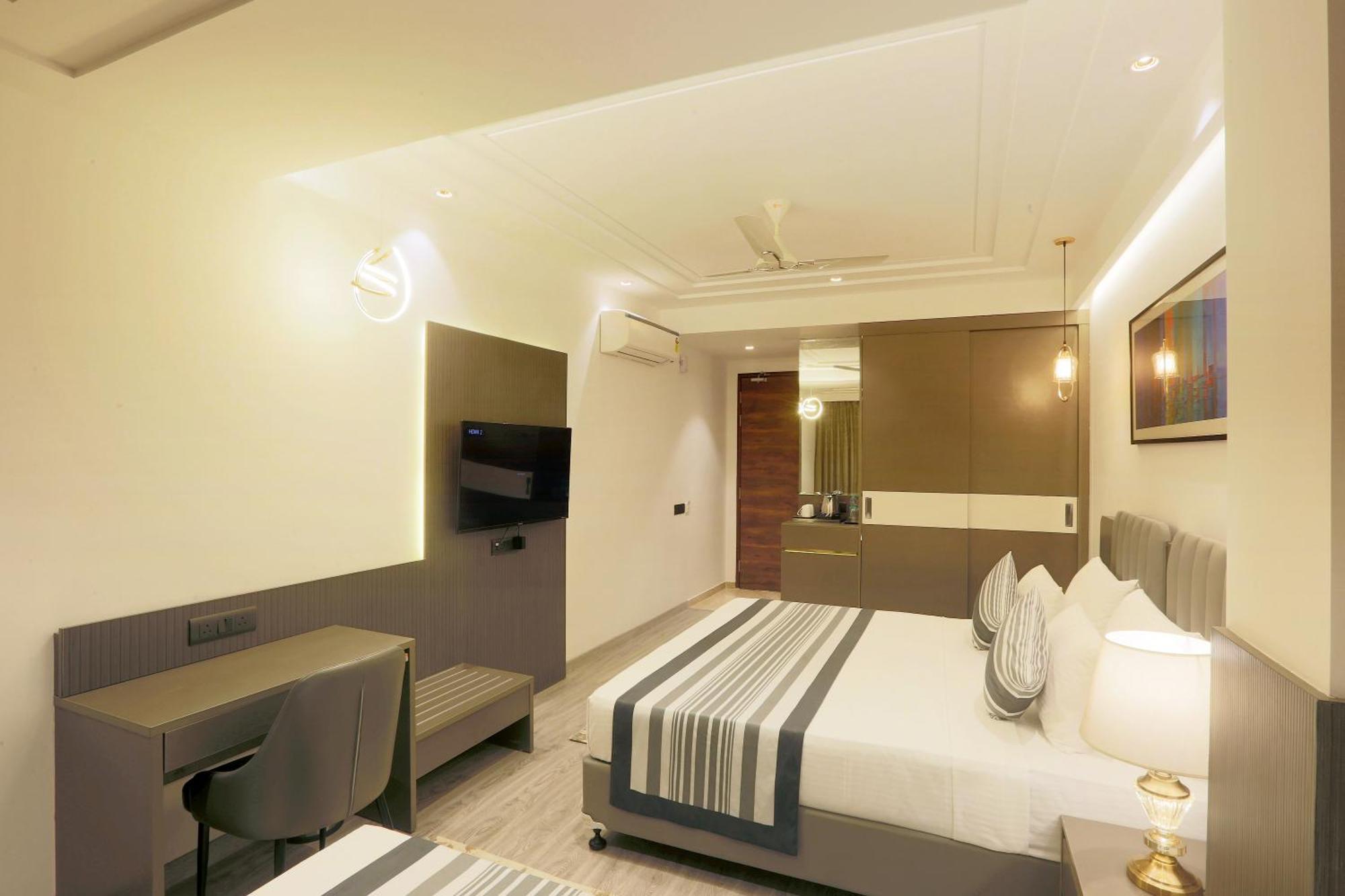 Roomsity Pride Plaza Hotel