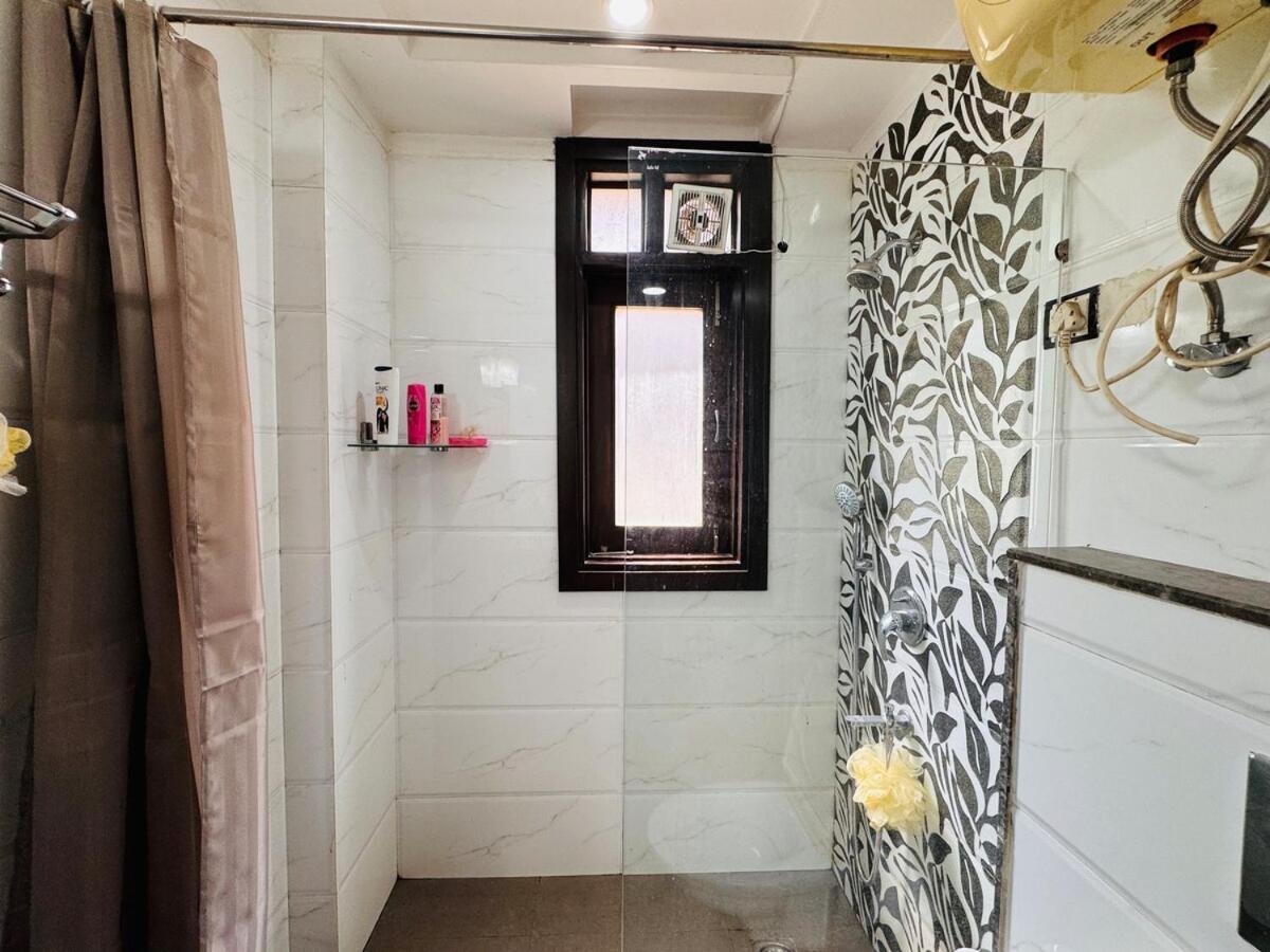 Apartment 3br Spacious Park Facing With Balcony New Delhi