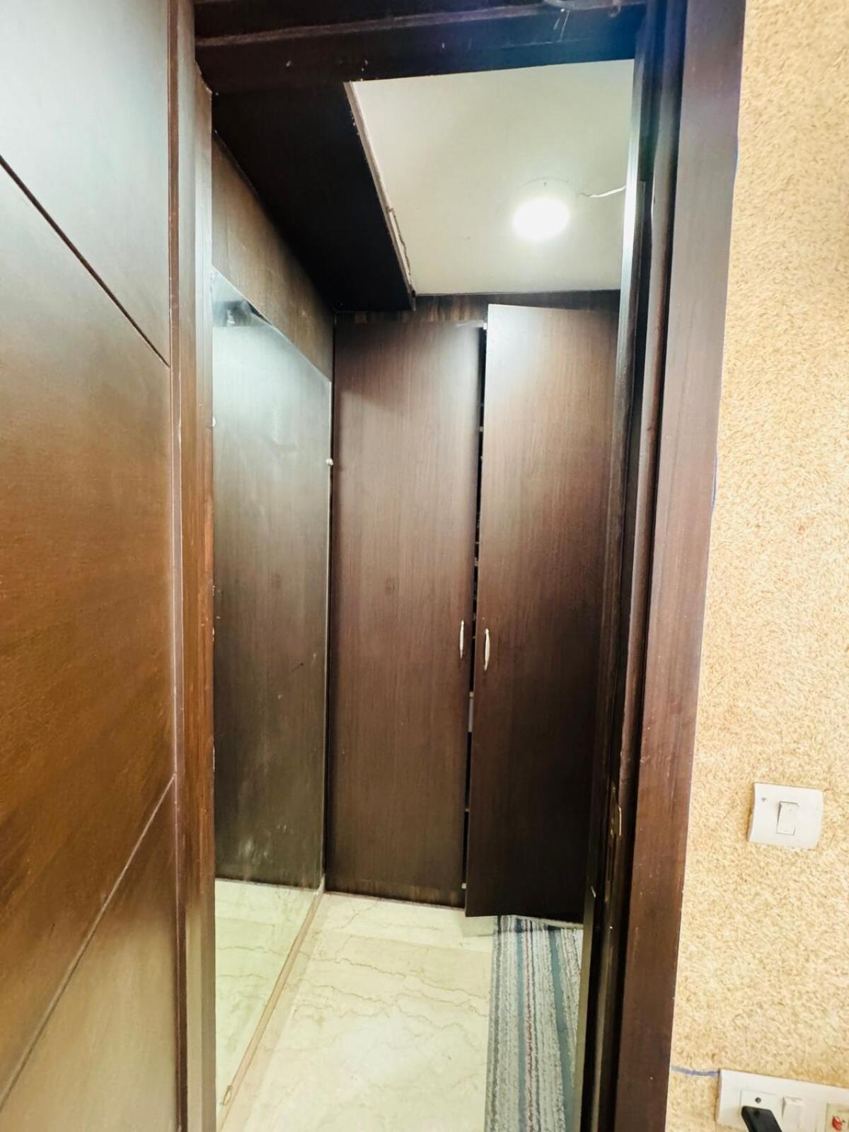 3br Spacious Park Facing With Balcony Apartment New Delhi