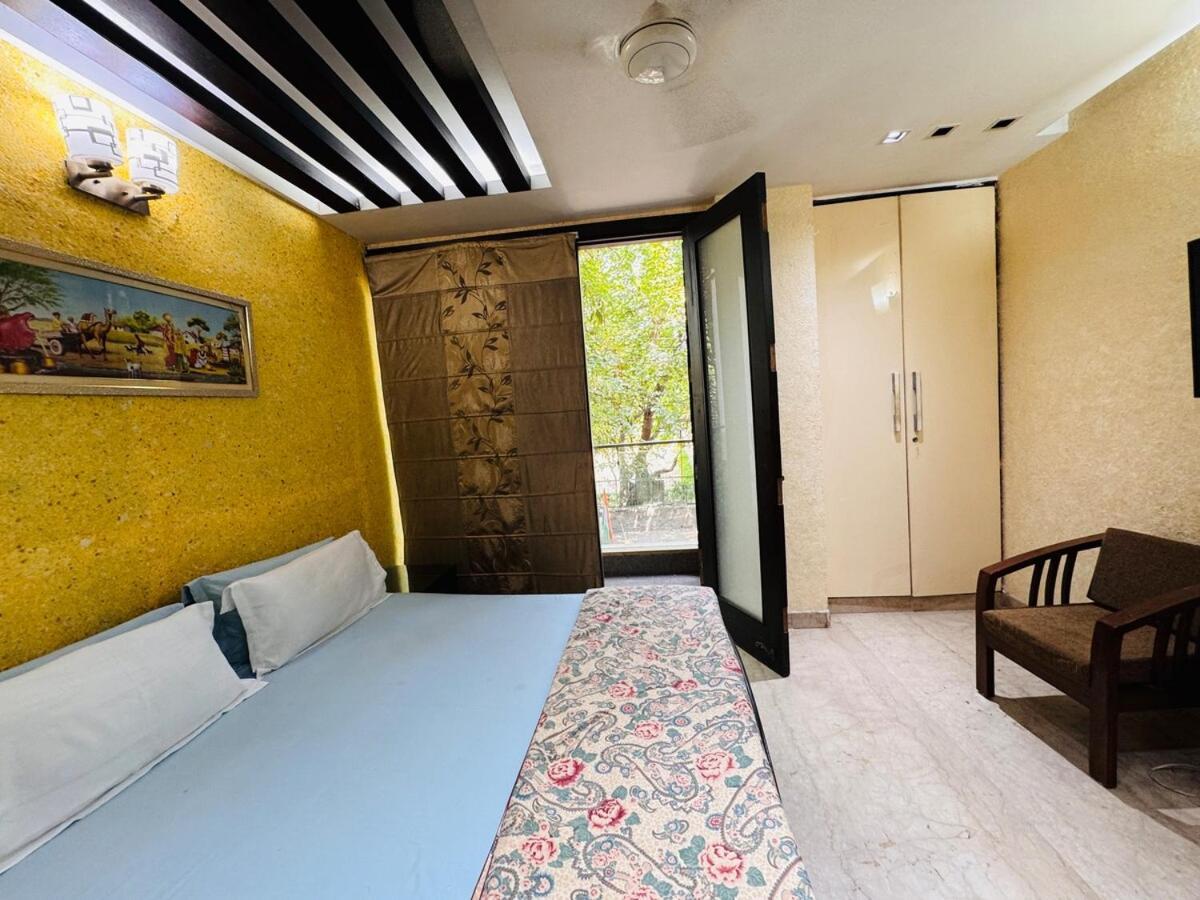 Apartment 3br Spacious Park Facing With Balcony New Delhi