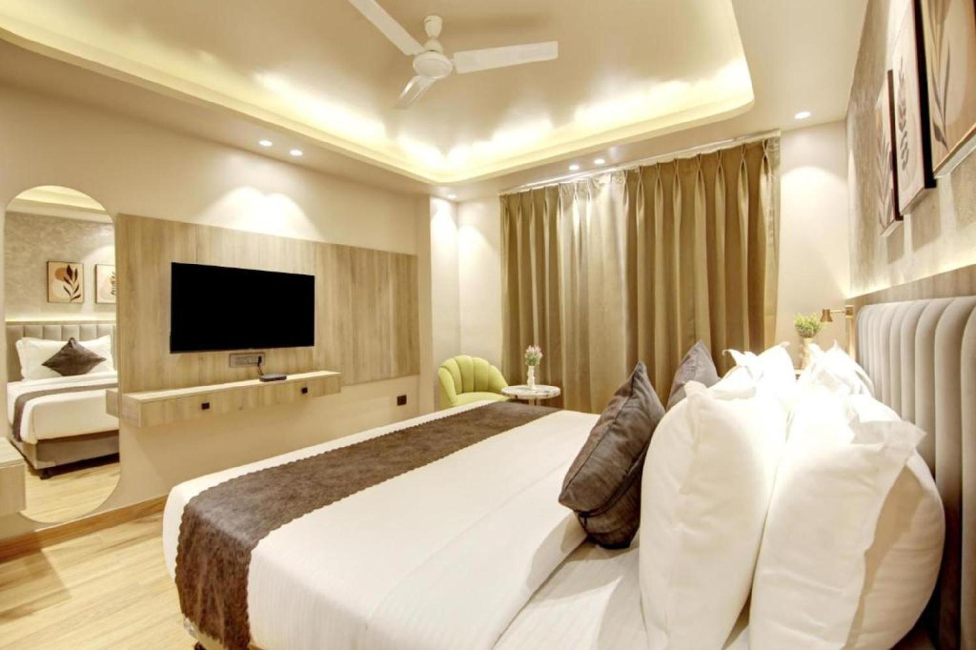 Mehul- A, Luxurious 5 Mint From Railway Station Hotel