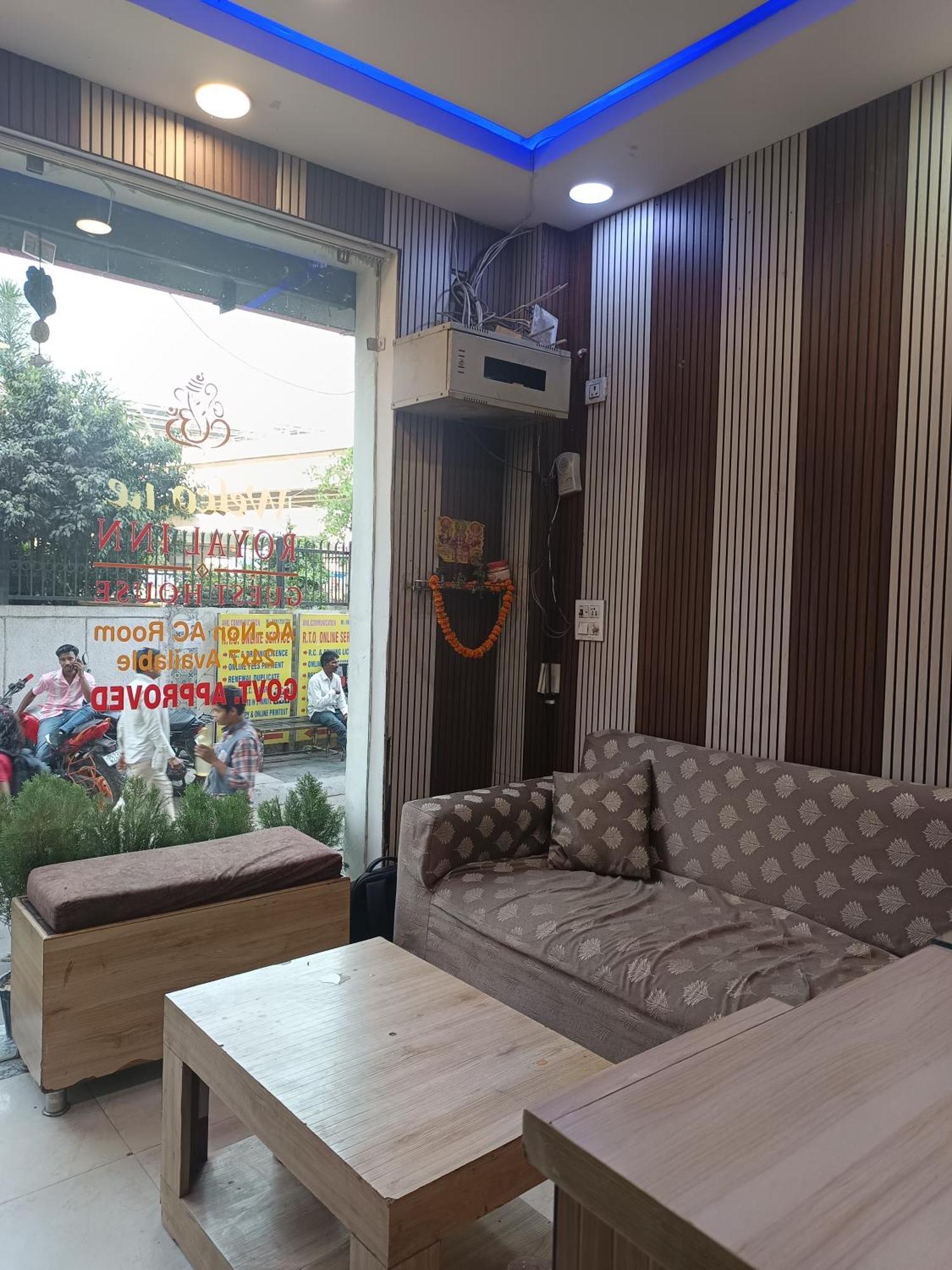 Guest house Royal -01 Minute Walk In Nizamuddin Railway Station