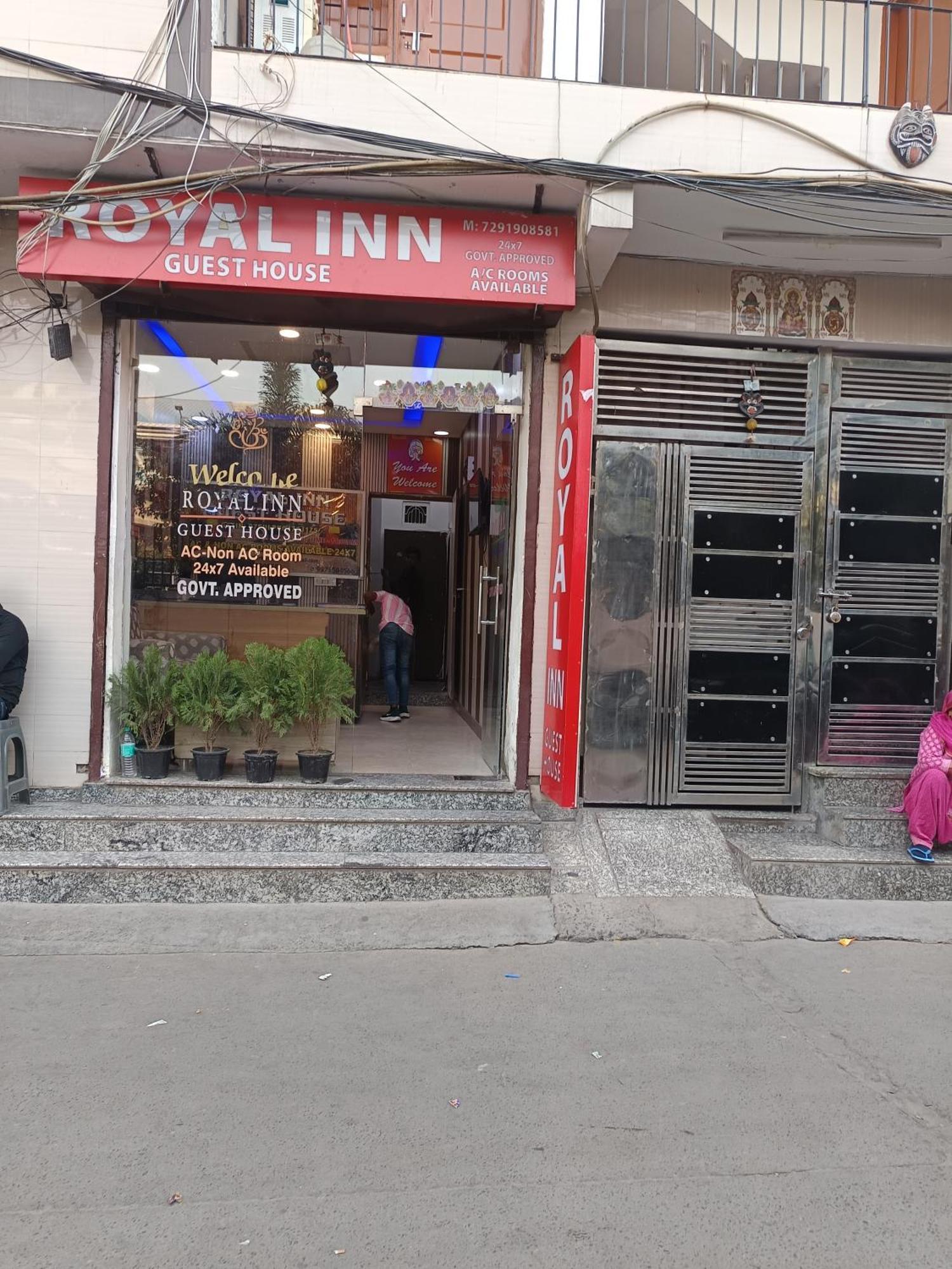 Royal -01 Minute Walk In Nizamuddin Railway Station New Delhi