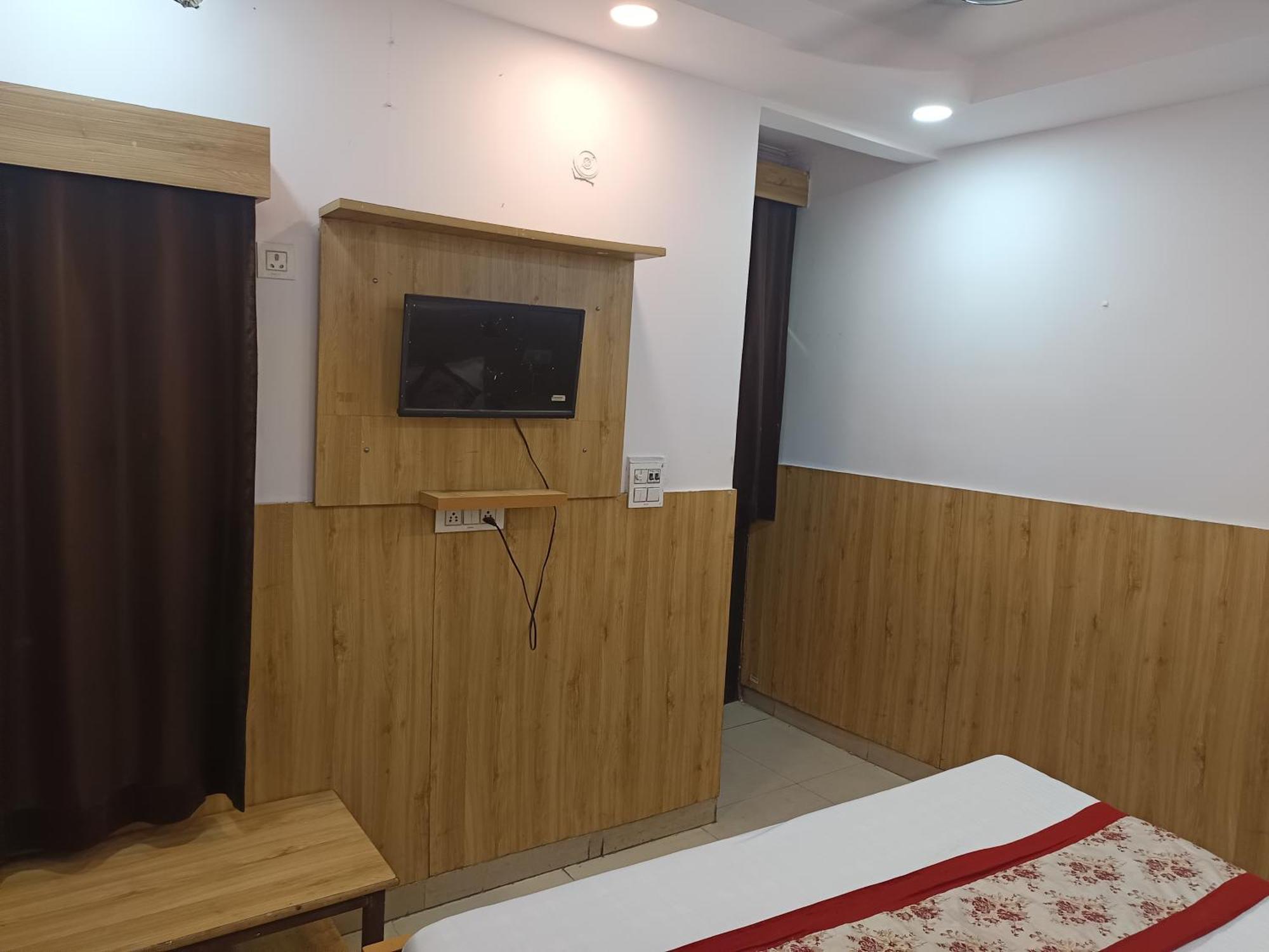 Royal -01 Minute Walk In Nizamuddin Railway Station * New Delhi