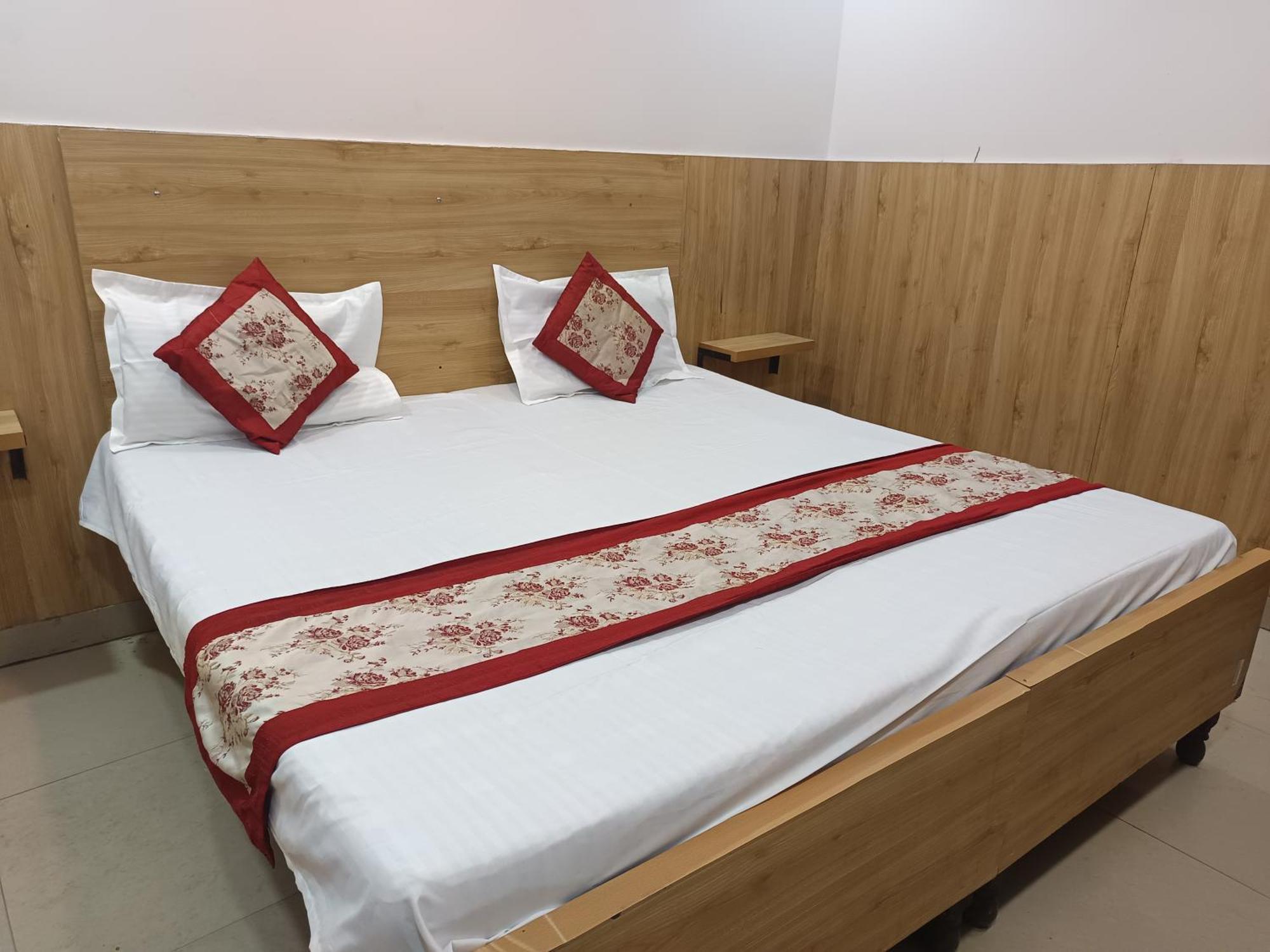 Guest house Royal -01 Minute Walk In Nizamuddin Railway Station New Delhi