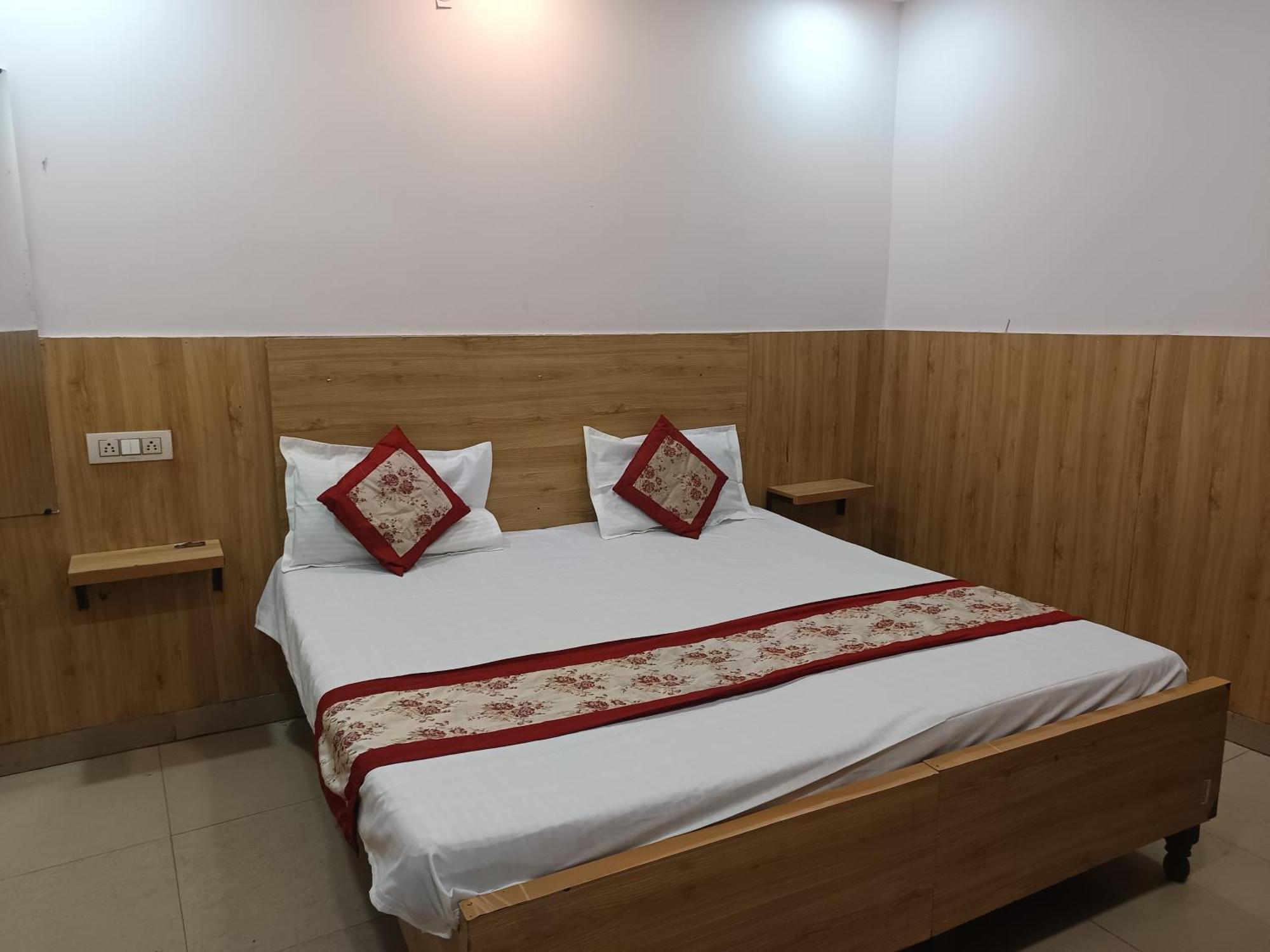Royal -01 Minute Walk In Nizamuddin Railway Station Guest house New Delhi