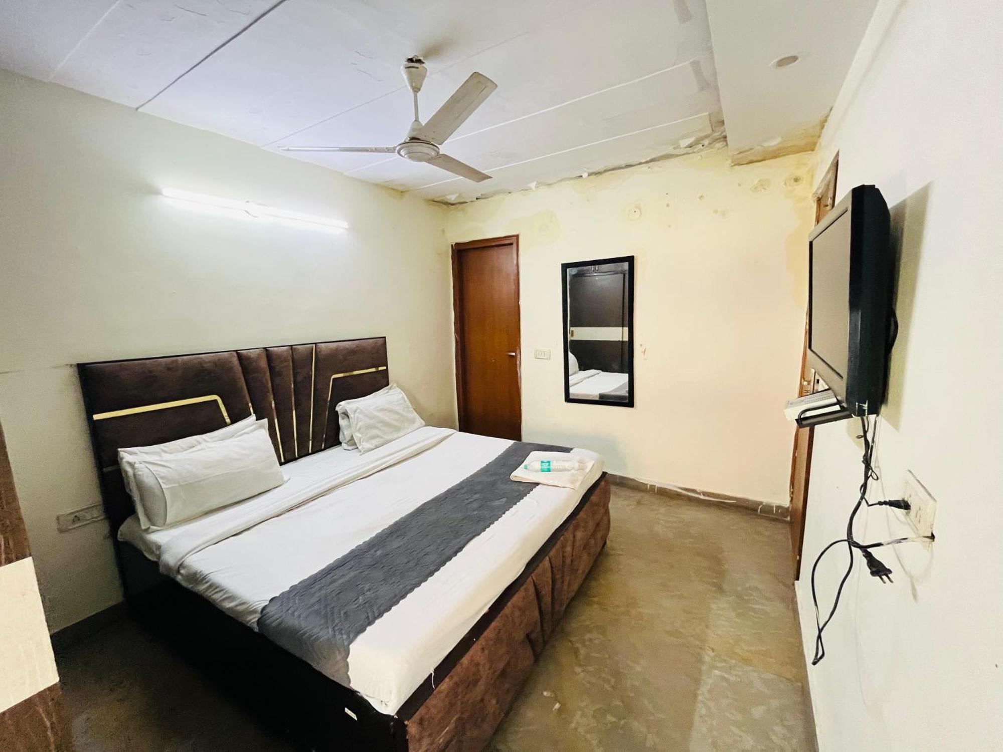 Roomshala 152 Sukoon Hotel New Delhi