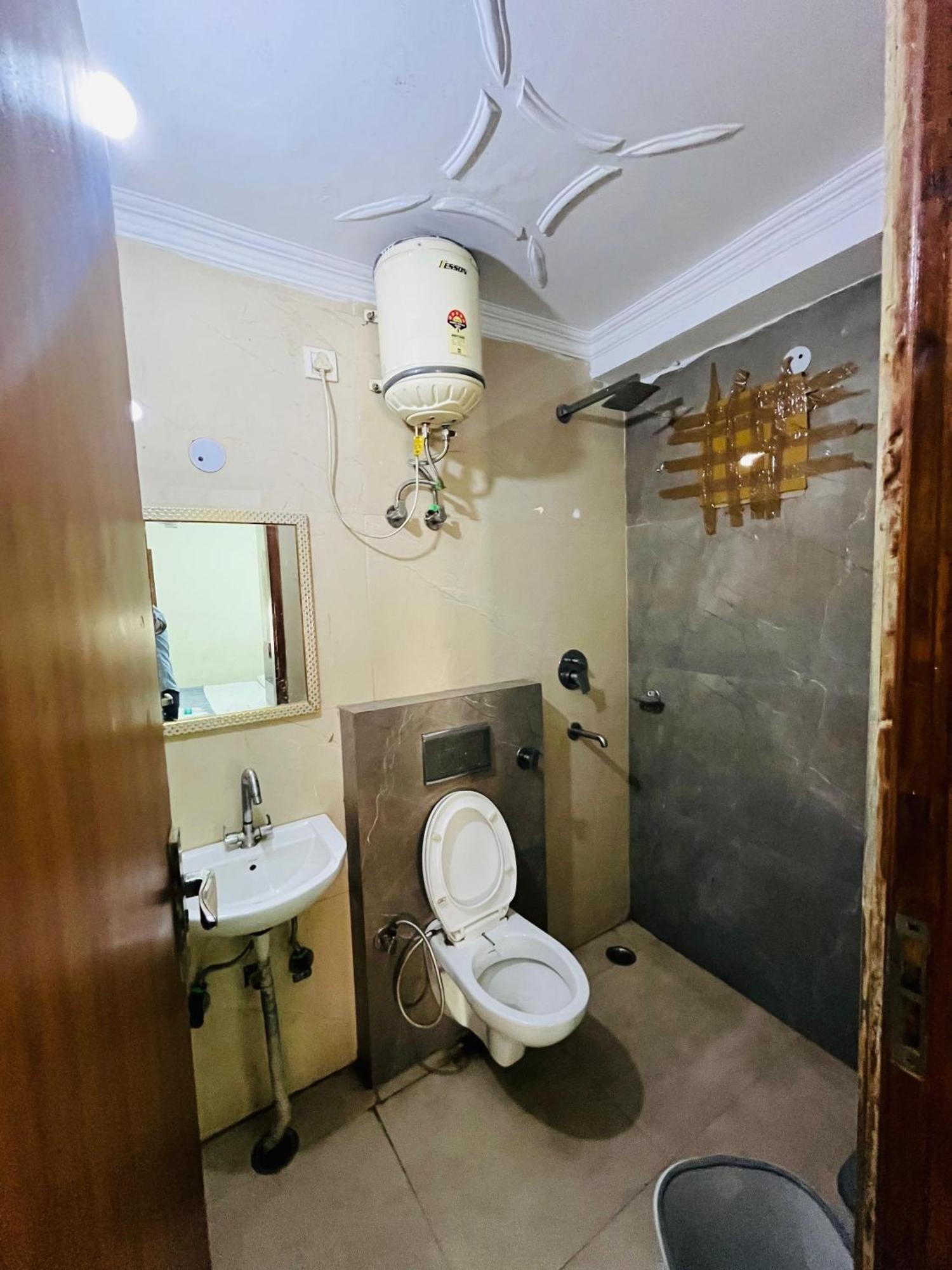 Roomshala 152 Sukoon 3* New Delhi