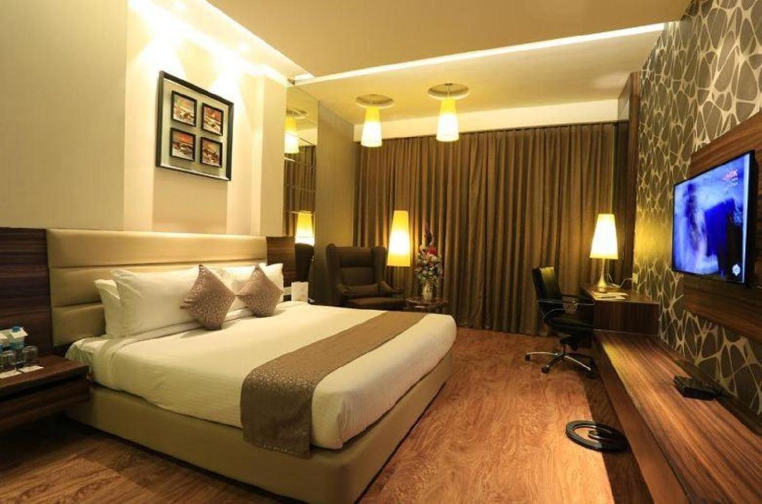 The Royal En Casa Near Delhi Airport *