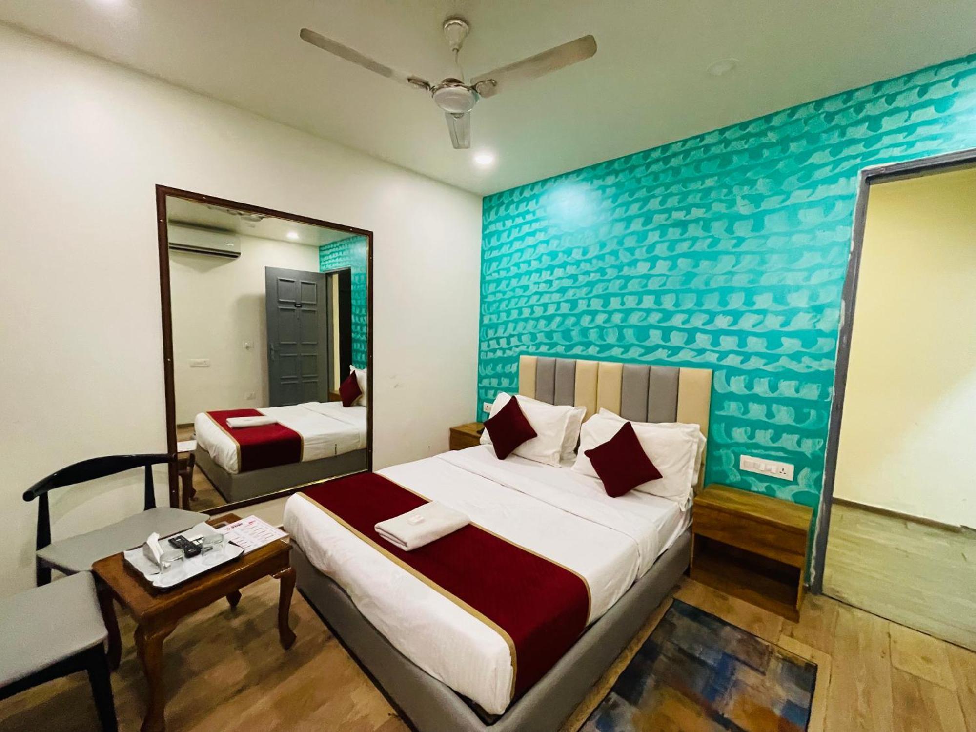 7 Star Paschim Vihar Couple Friendly Hotel