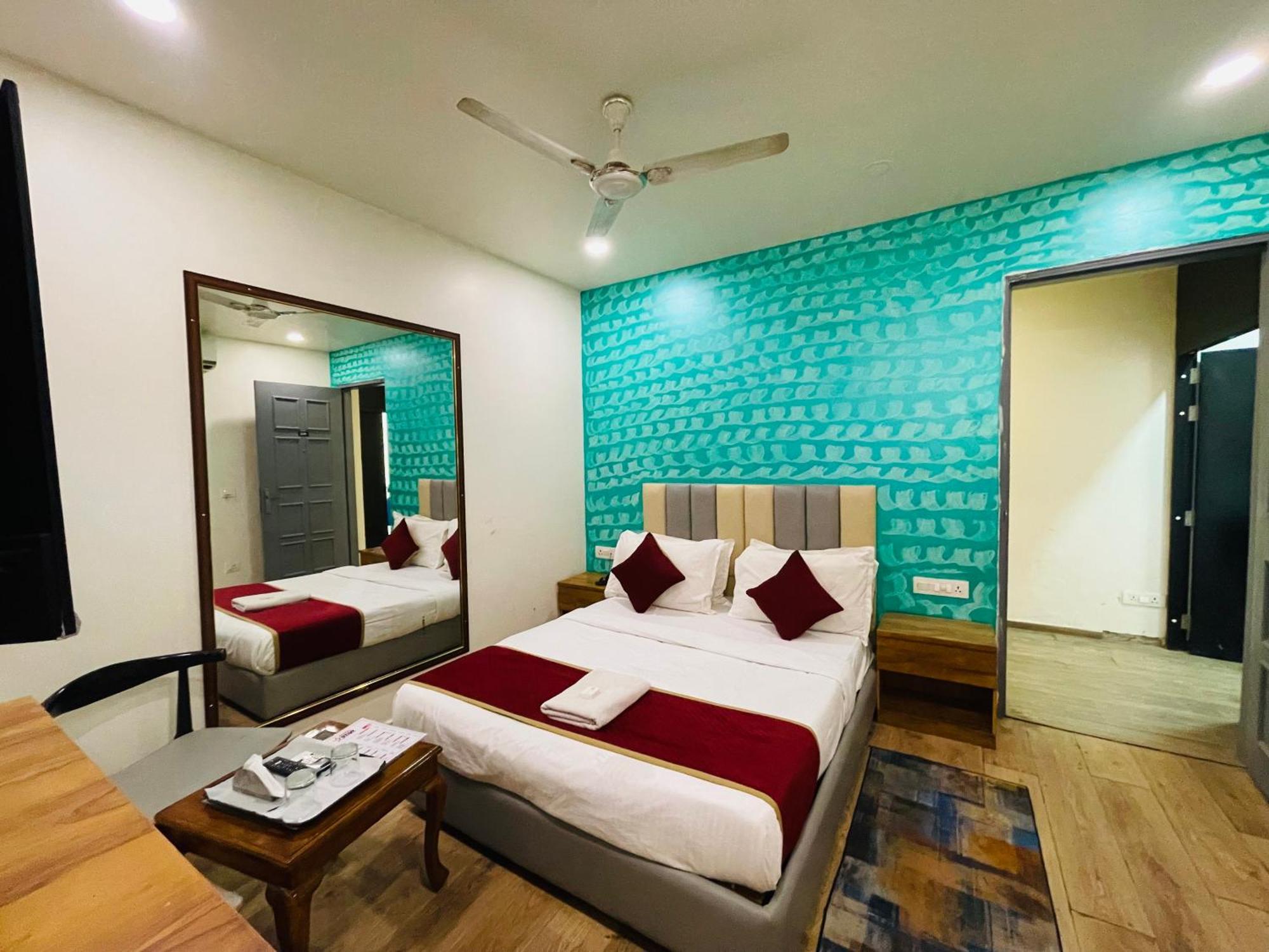 7 Star Paschim Vihar Couple Friendly 3*